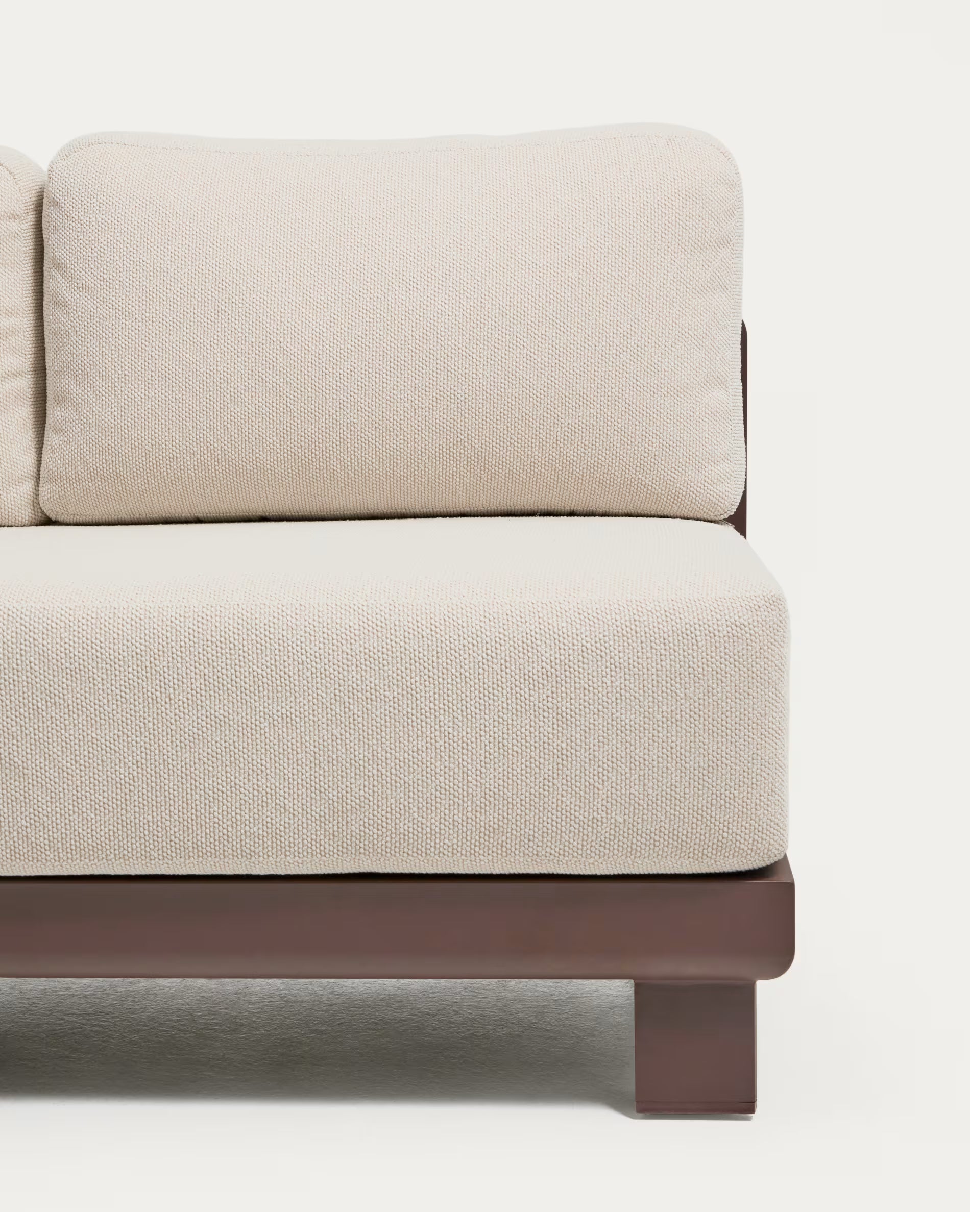 Sofa ogrodowa 3-osobowa NERANO jasnobeżowy z brązową podstawą – Kave Home