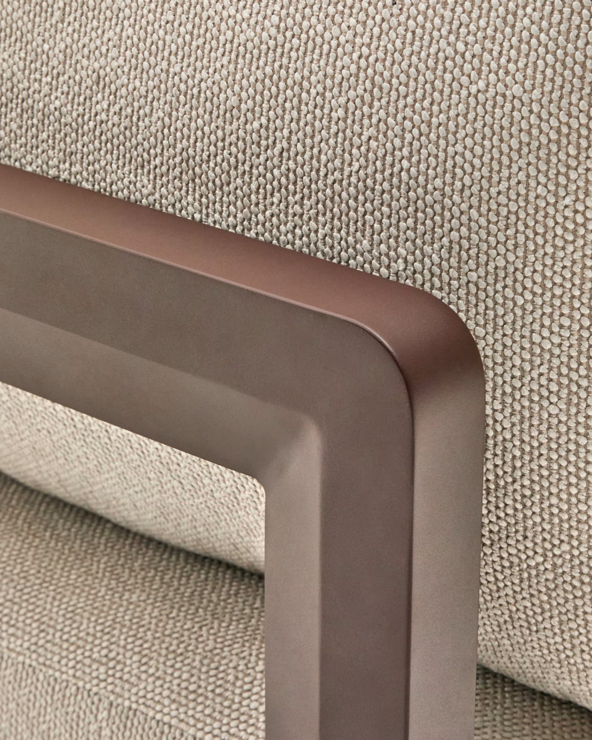 Sofa ogrodowa 3-osobowa NERANO jasnobeżowy z brązową podstawą – Kave Home