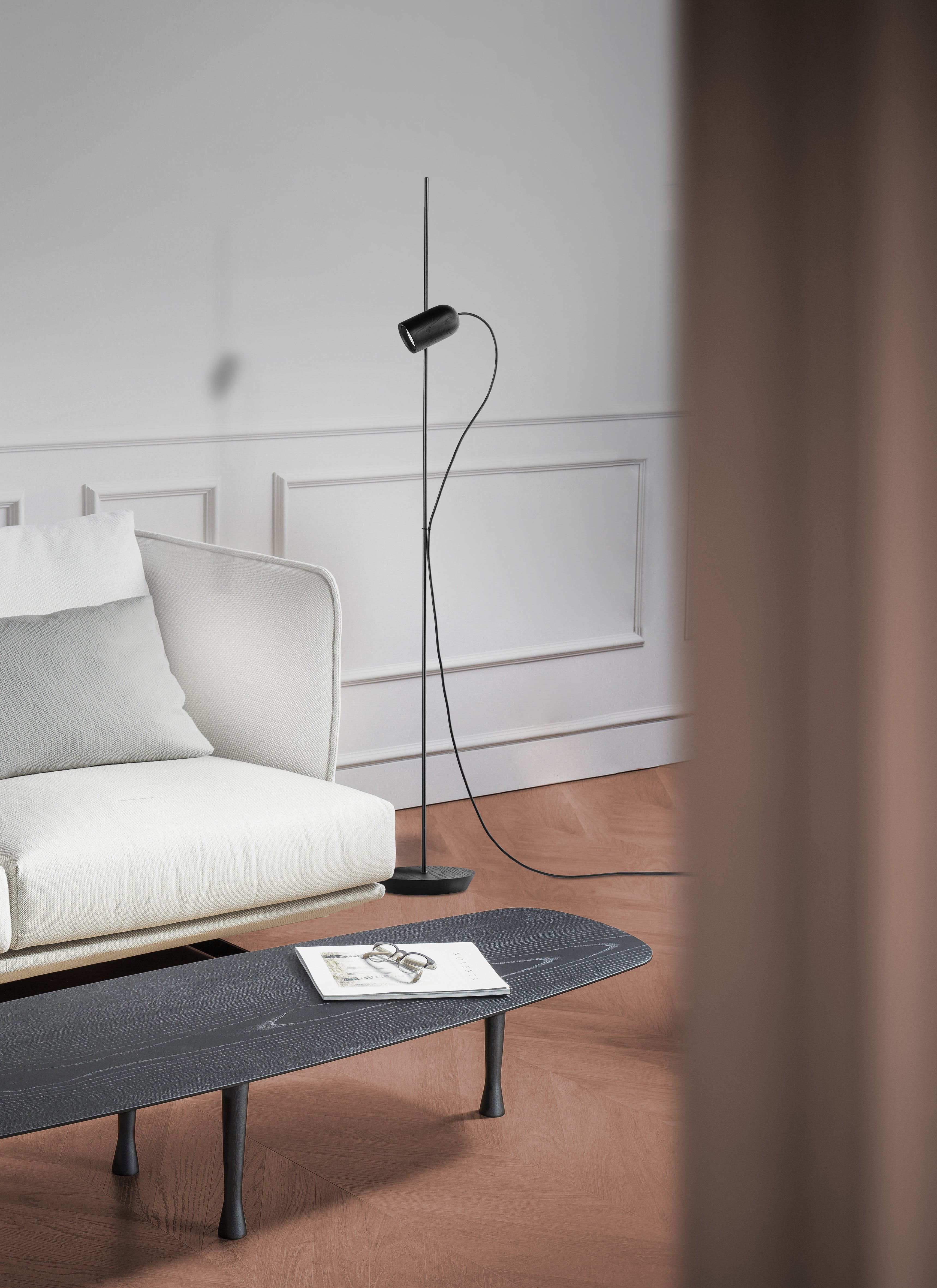 Stehlampe ONFA aus schwarzem Eschenholz mit graphitfarbener Oberfläche