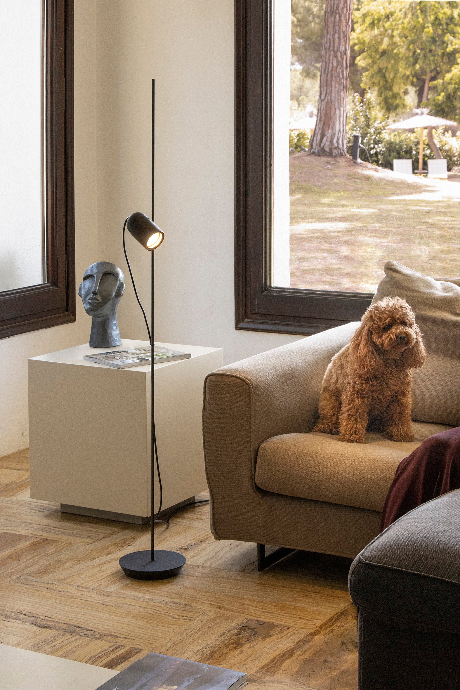 Stehlampe ONFA aus schwarzem Eschenholz mit graphitfarbener Oberfläche