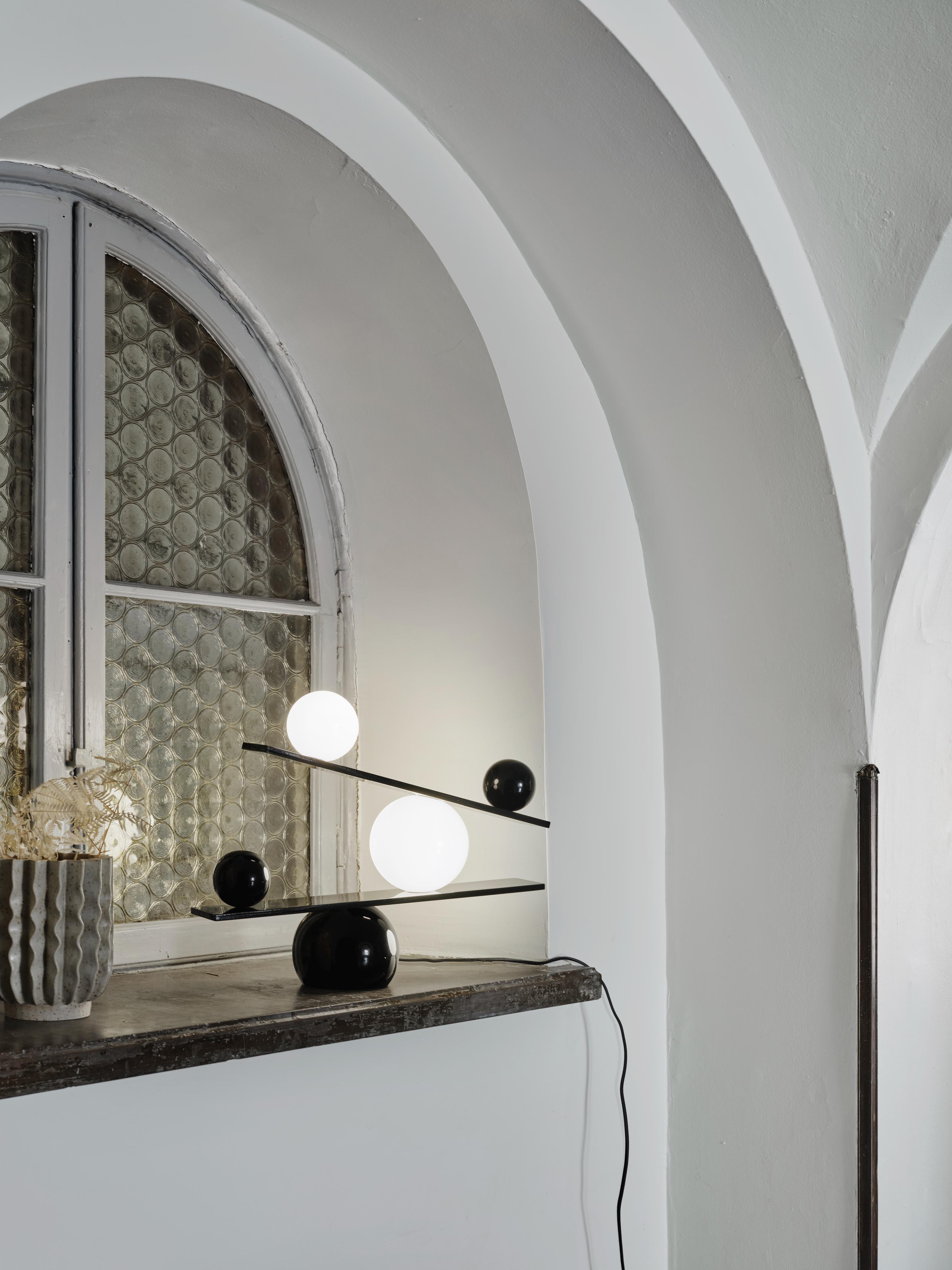 BALANCE black table lamp