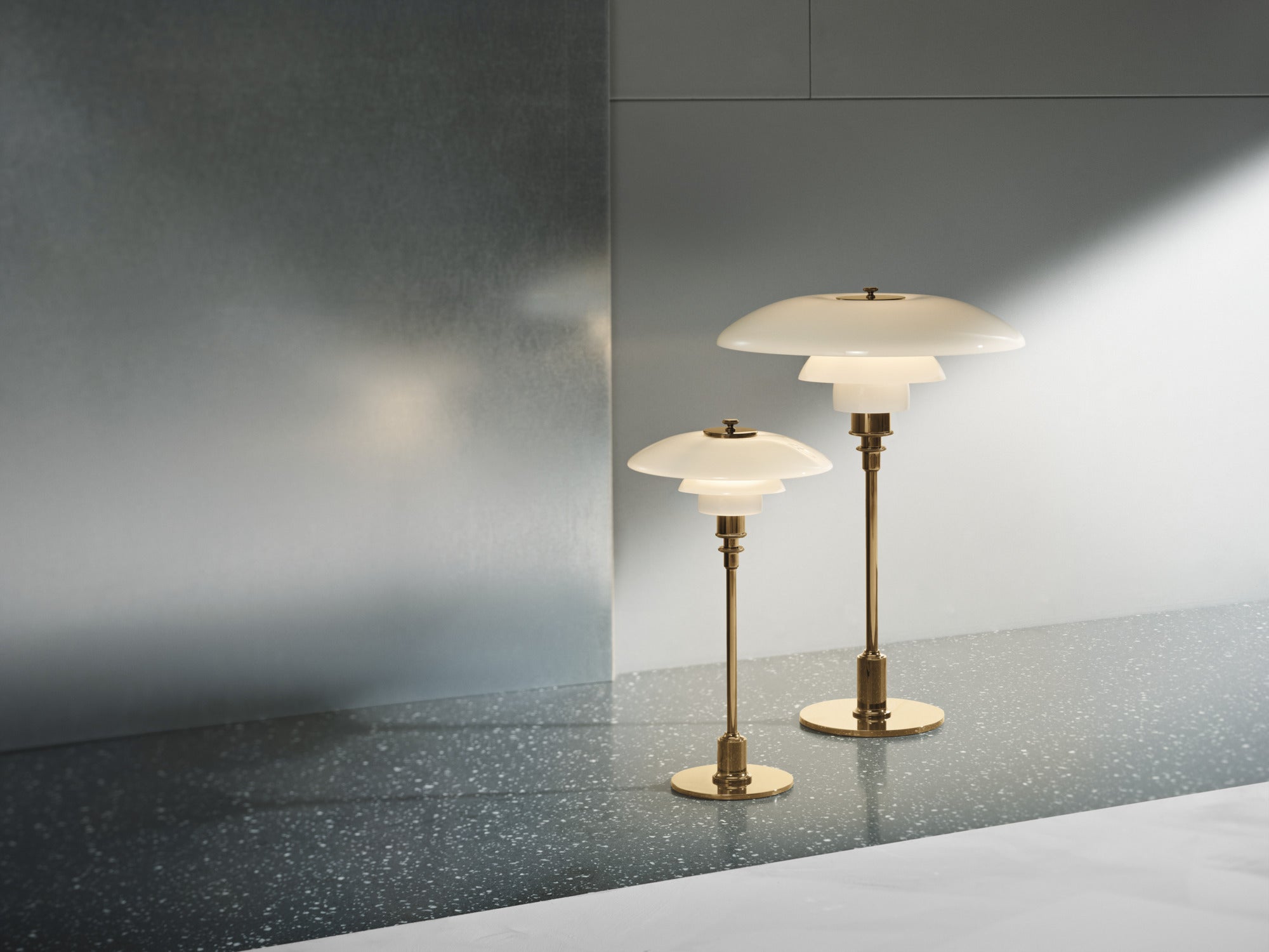 PH 2/1 table lamp white with brass base