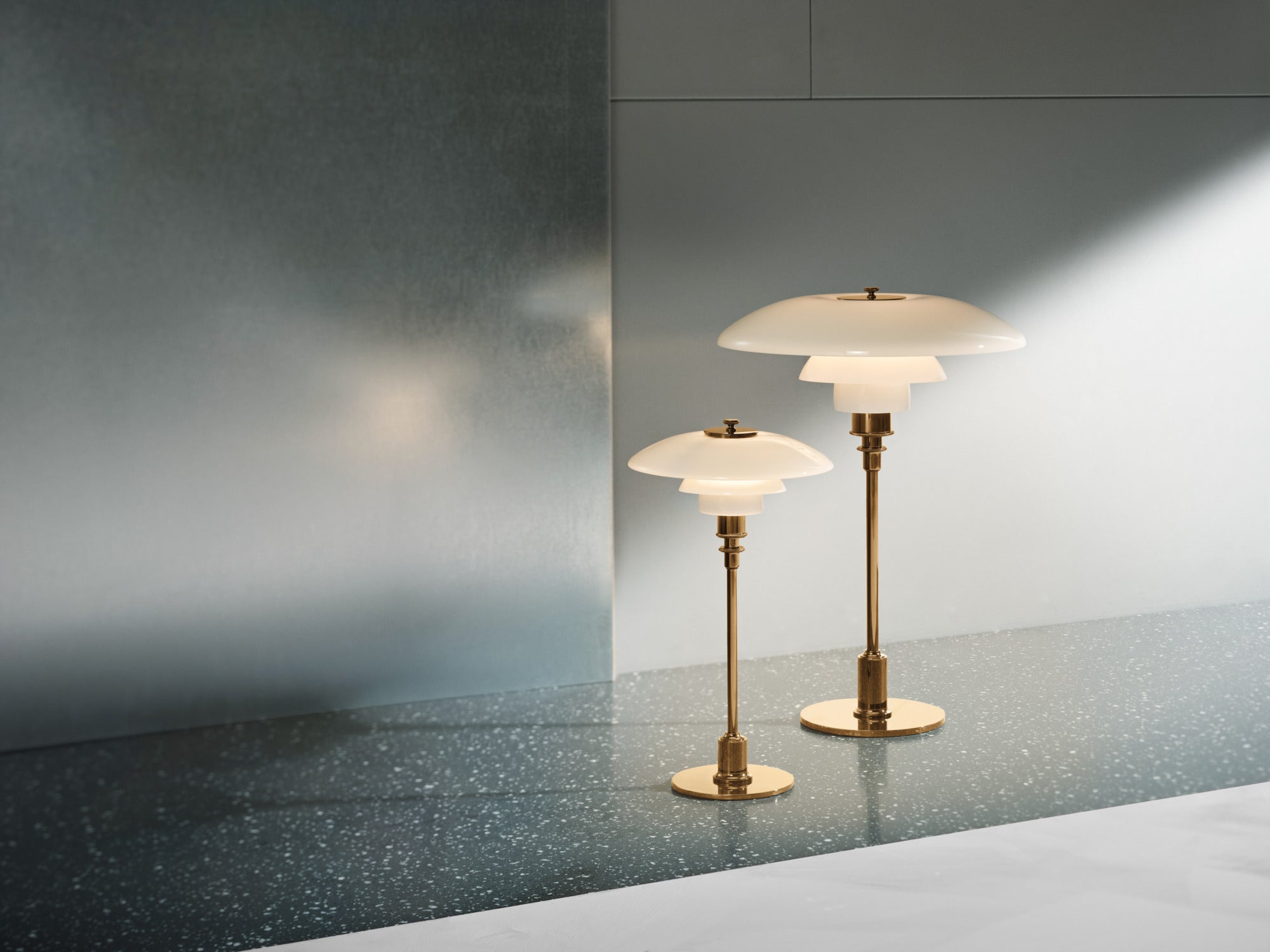 PH 3/2 table lamp white with brass base