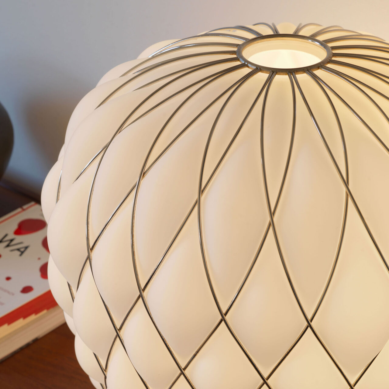 Lampa stołowa PINECONE chromowany z białym szkłem dmuchanym