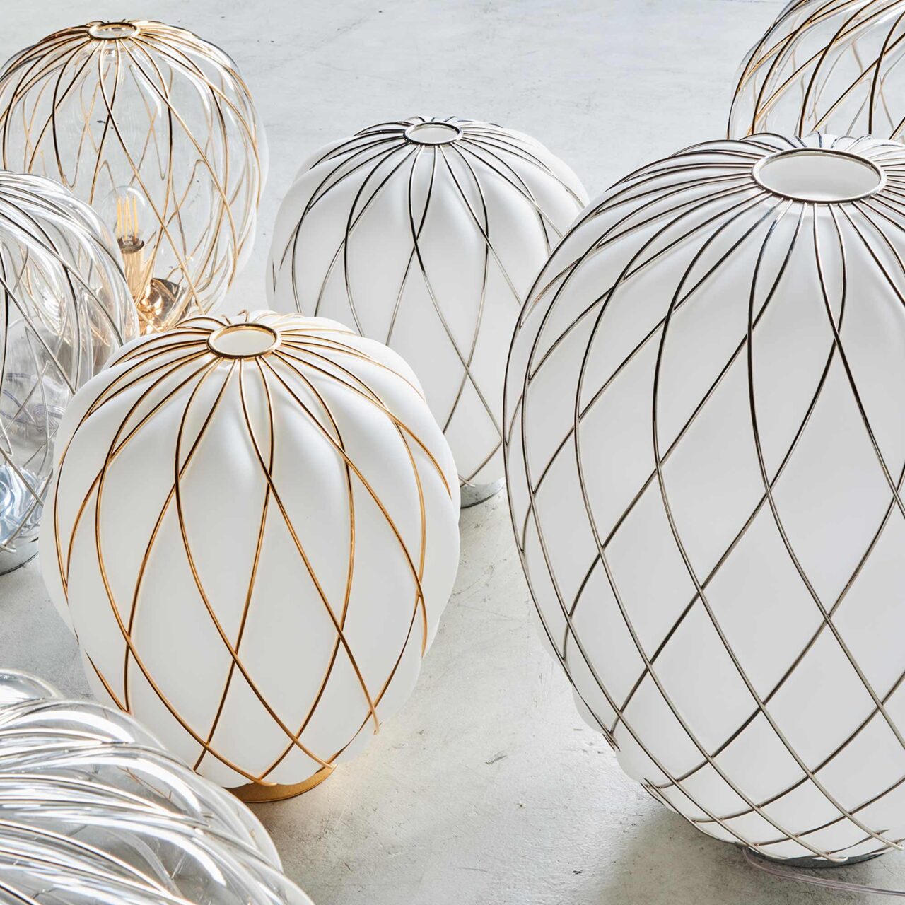 Lampa stołowa PINECONE chromowany z białym szkłem dmuchanym