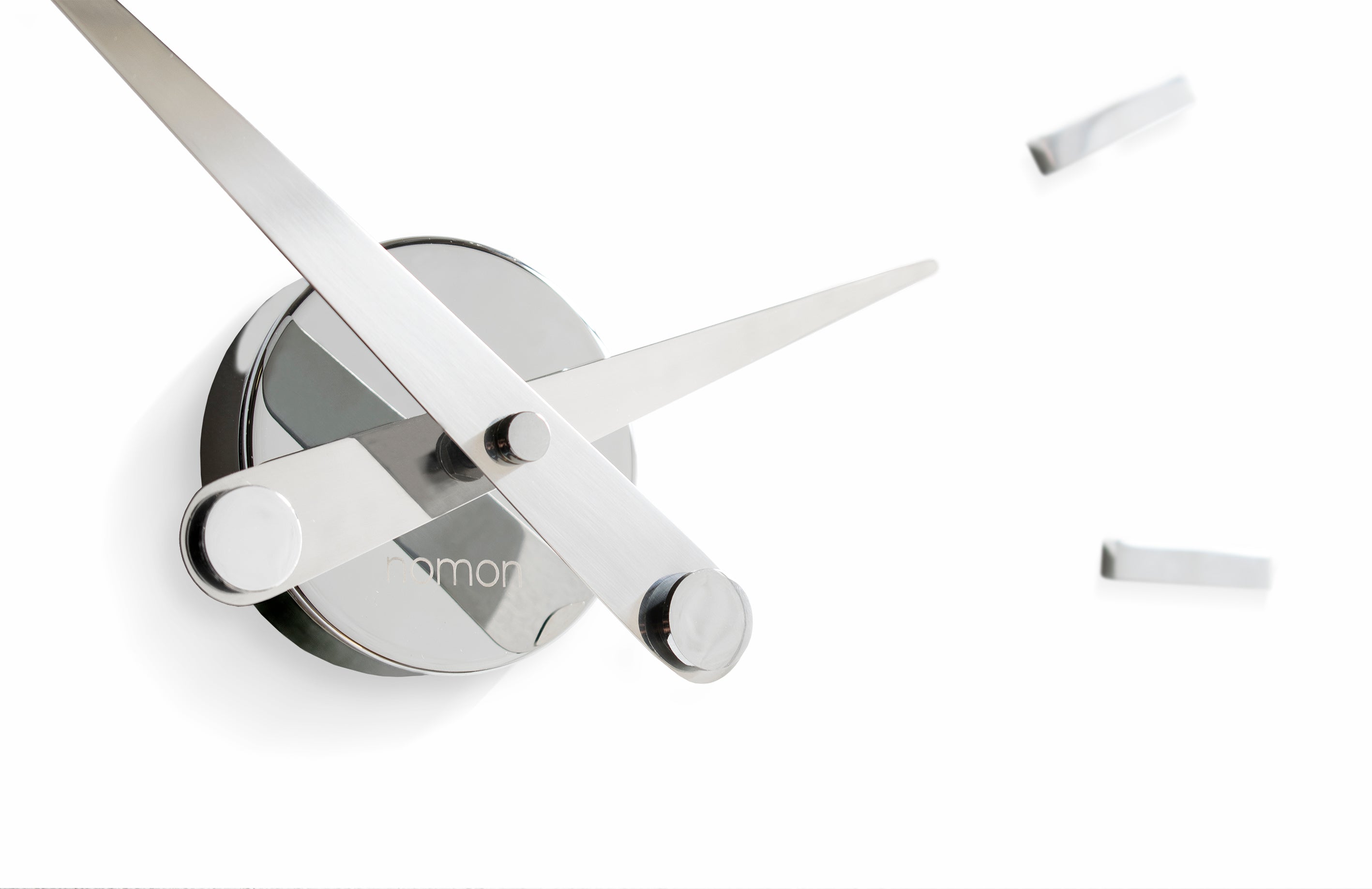 Wanduhr PUNTOS SUSPENSIVOS verchromt