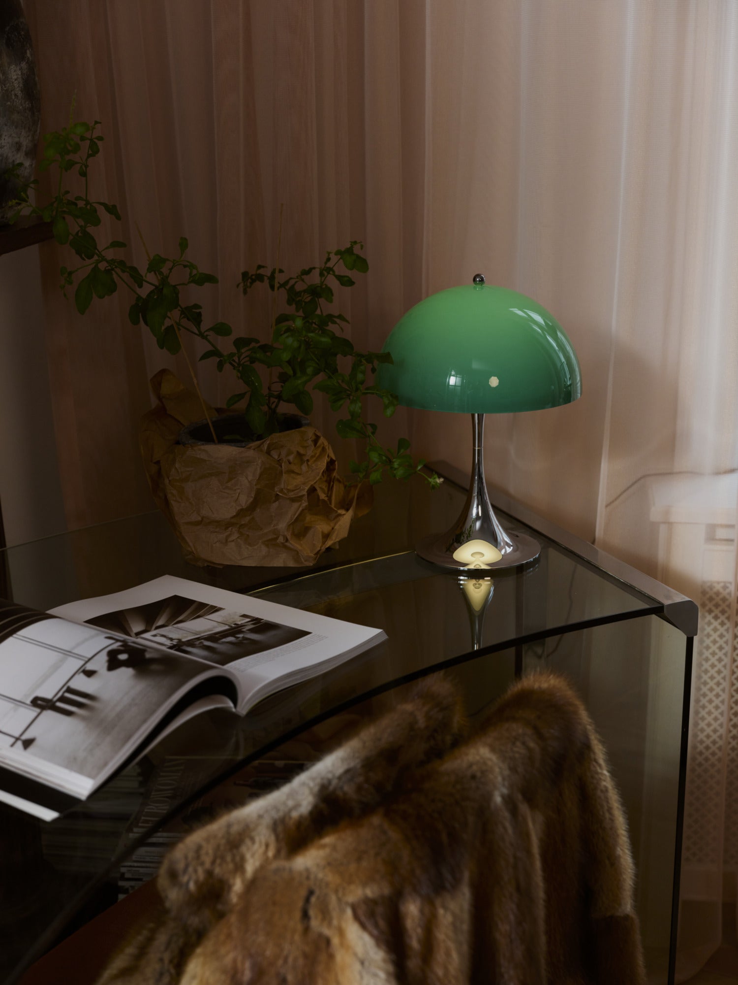 Tragbare Lampe PANTHELLA 250 grün mit verchromtem Fuß