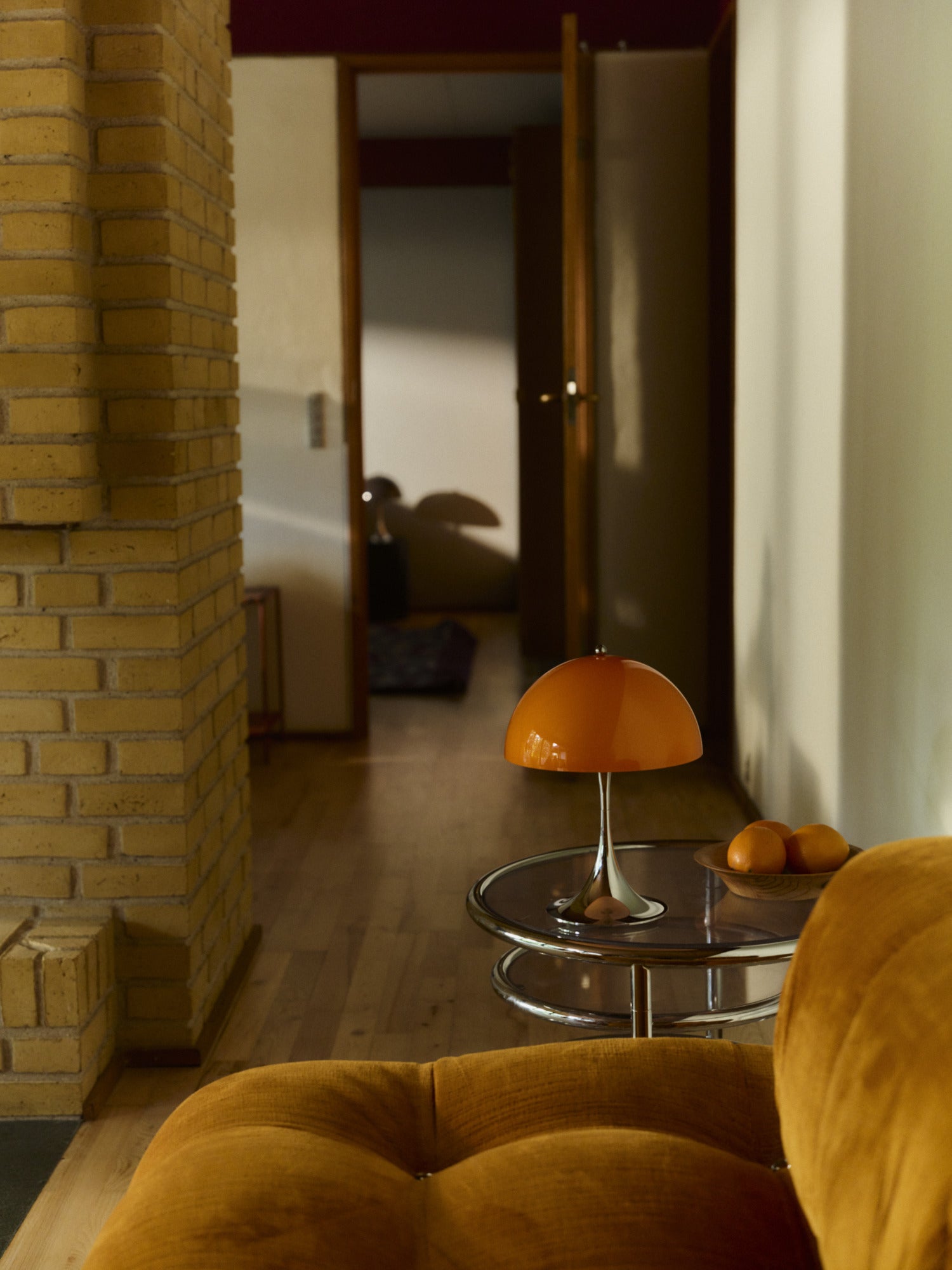 Tragbare Lampe PANTHELLA 250 orange mit verchromtem Fuß