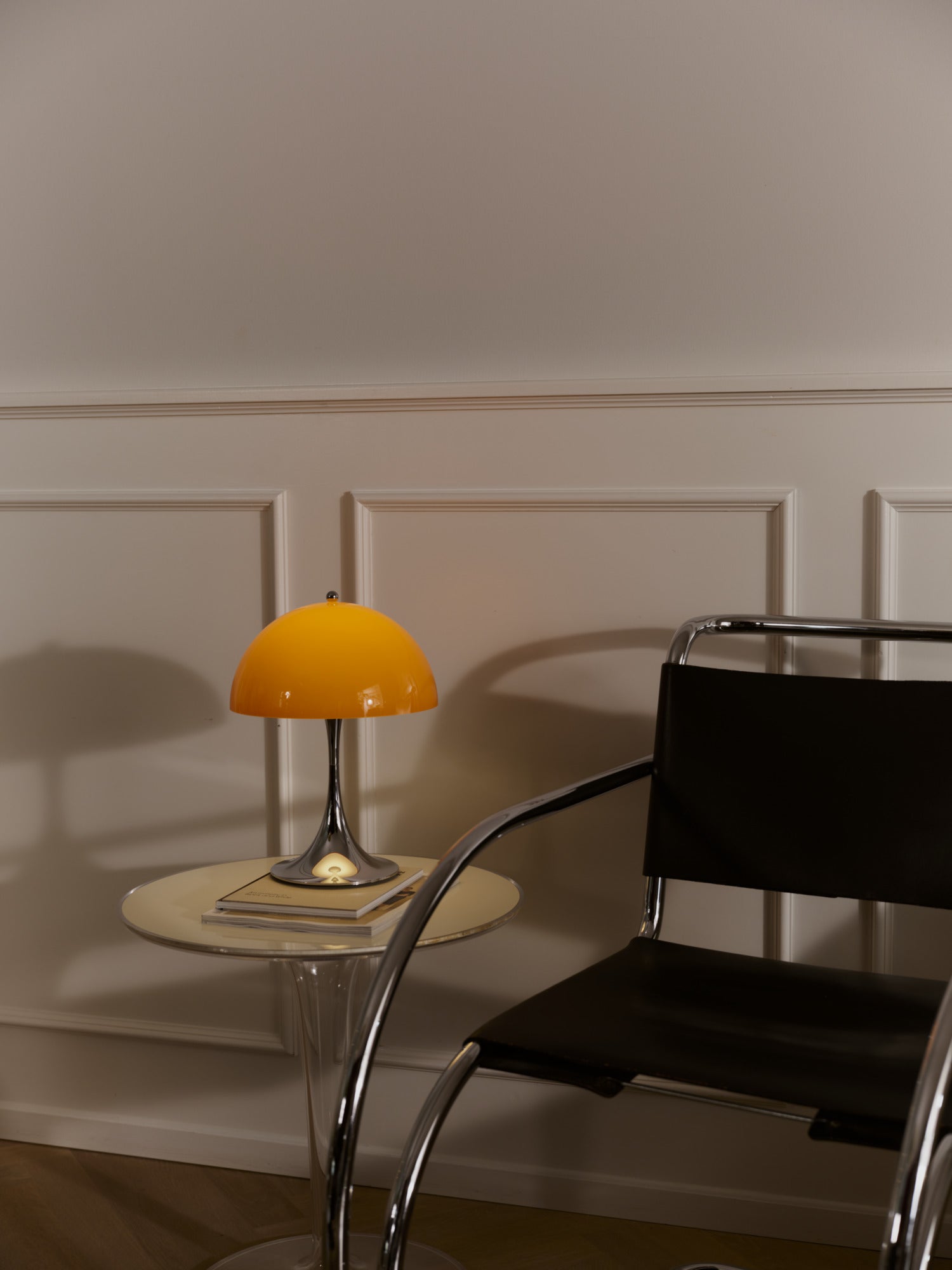 Tragbare Lampe PANTHELLA 250 orange mit verchromtem Fuß