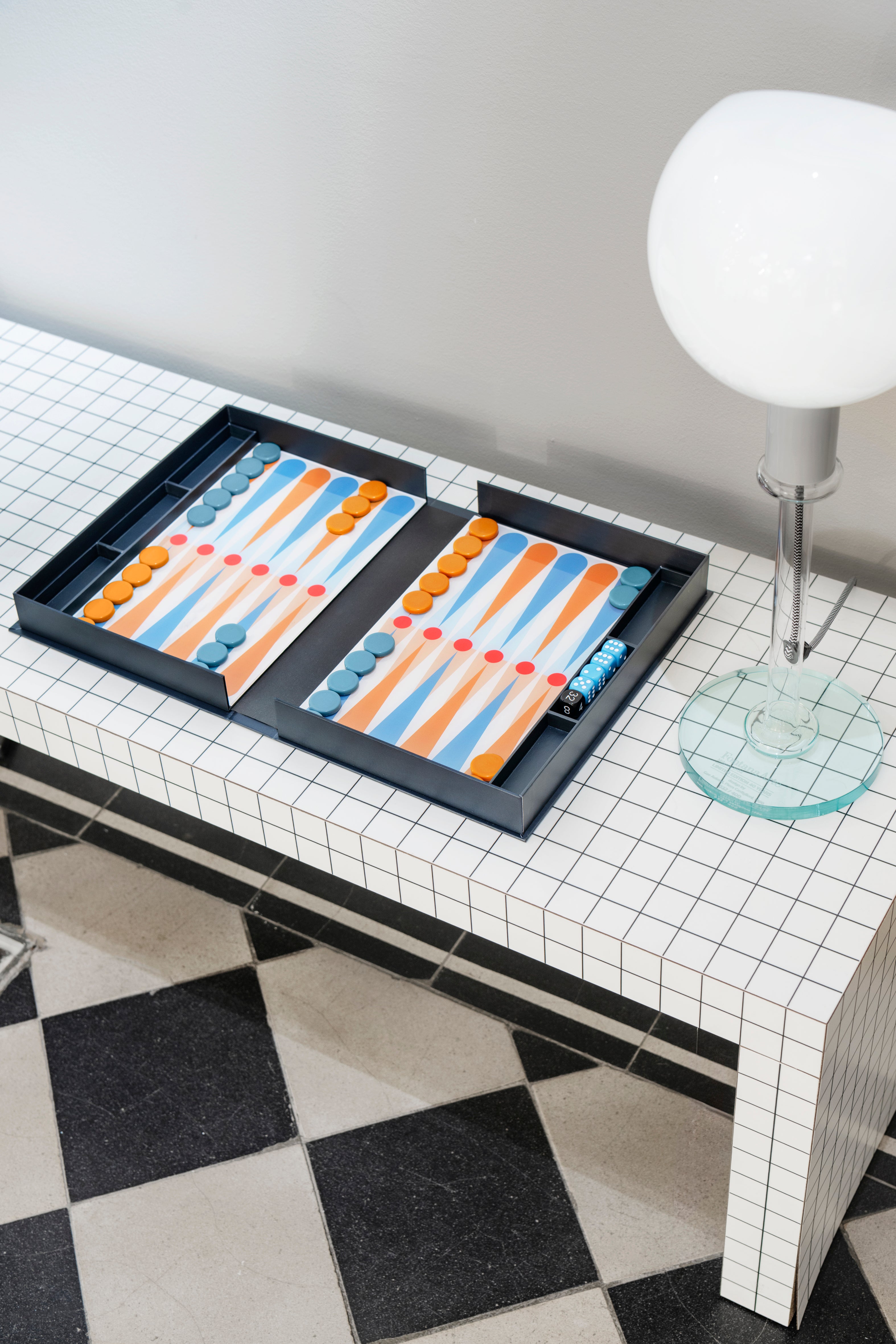 Zestaw do gry w backgammon ART OF BACKGAMMON szary z niebieskim i pomarańczowym