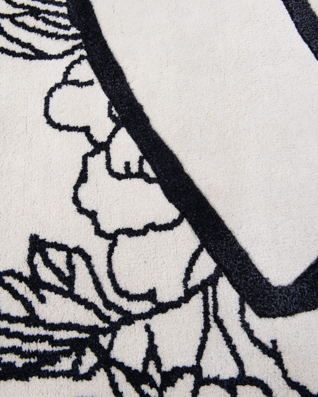 Dywan dekoracyjny owalny SHAPE OF A BREAK czarny