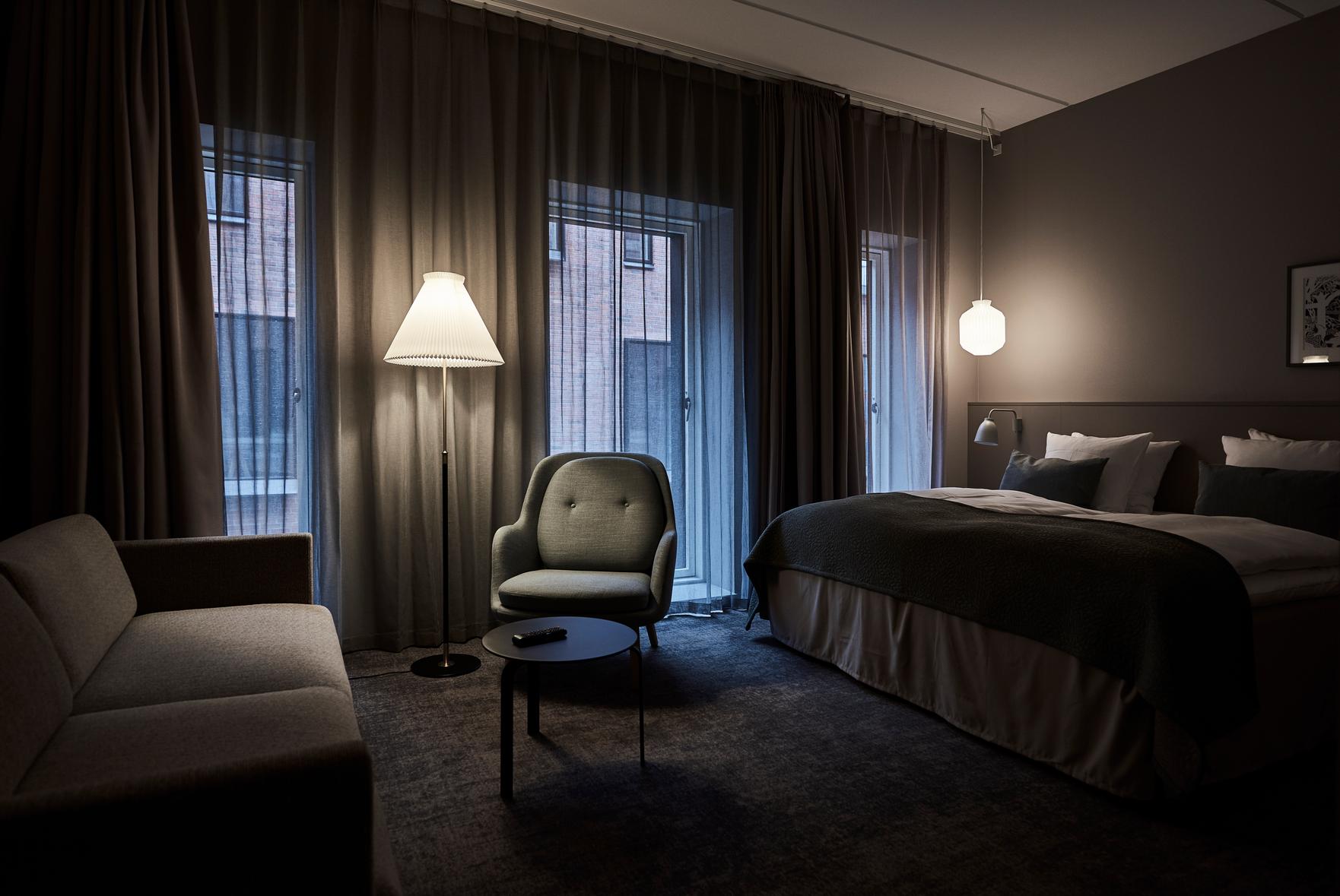 Lampa podłogowa MODEL 351 biały z czarno-złotą podstawą