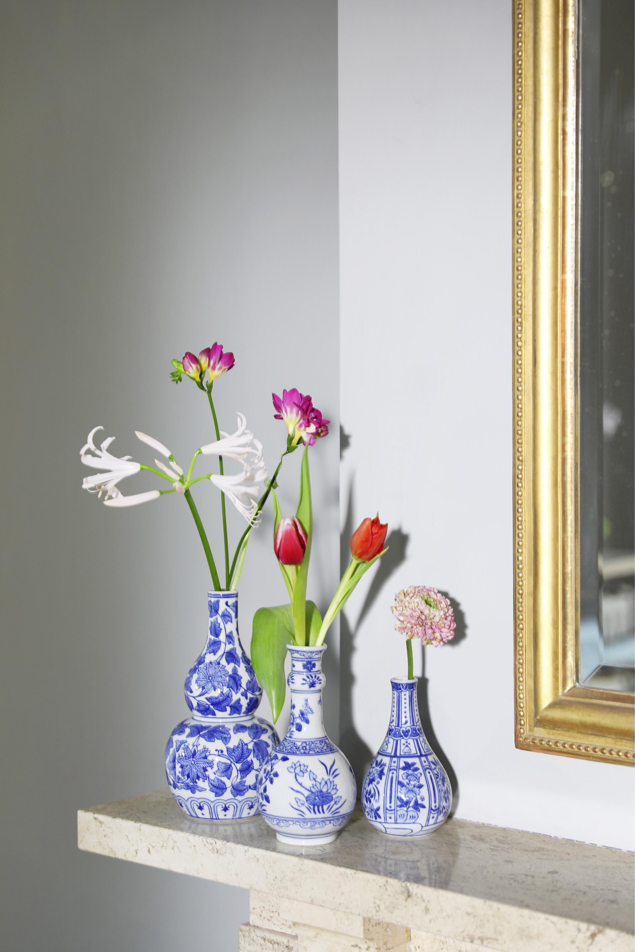 Vase FLOWERS LOTUS weiß mit Blau