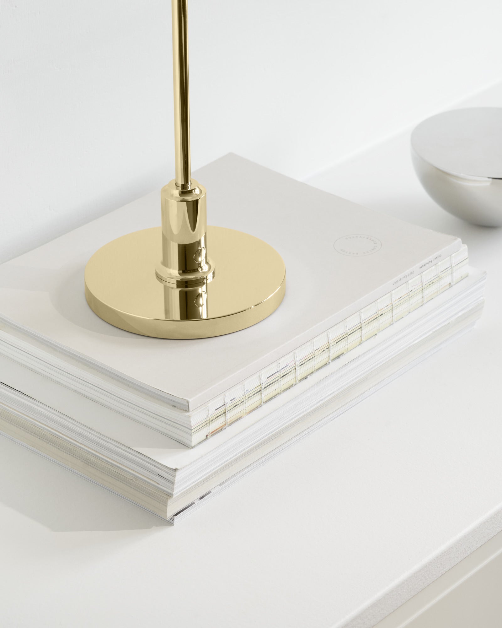 Lampa przenośna PH 2/1 biały z mosiężną podstawą