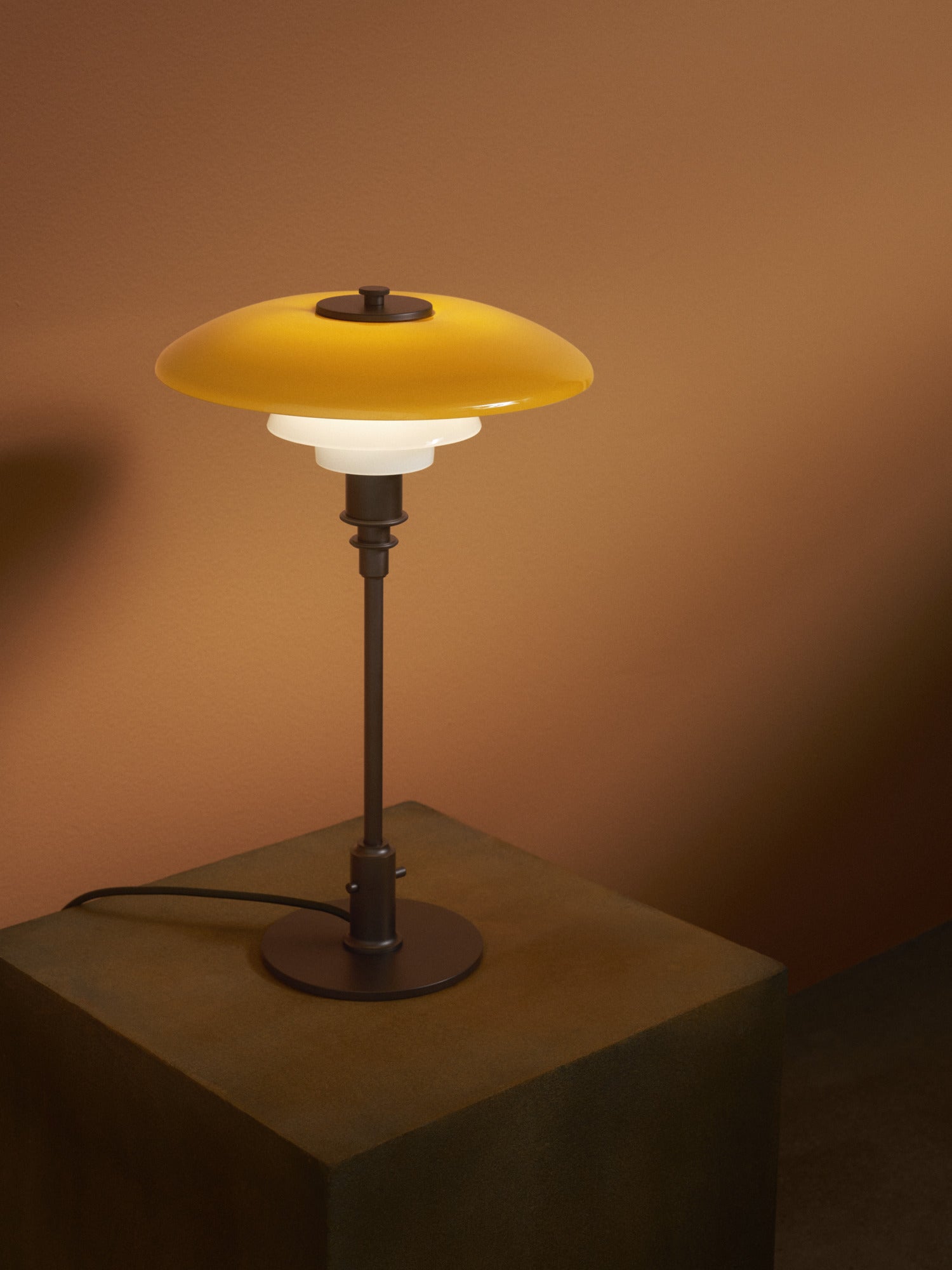 Lampa stołowa PH 3/2 - edycja stulecia biały z pomarańczowym z brązową podstawą