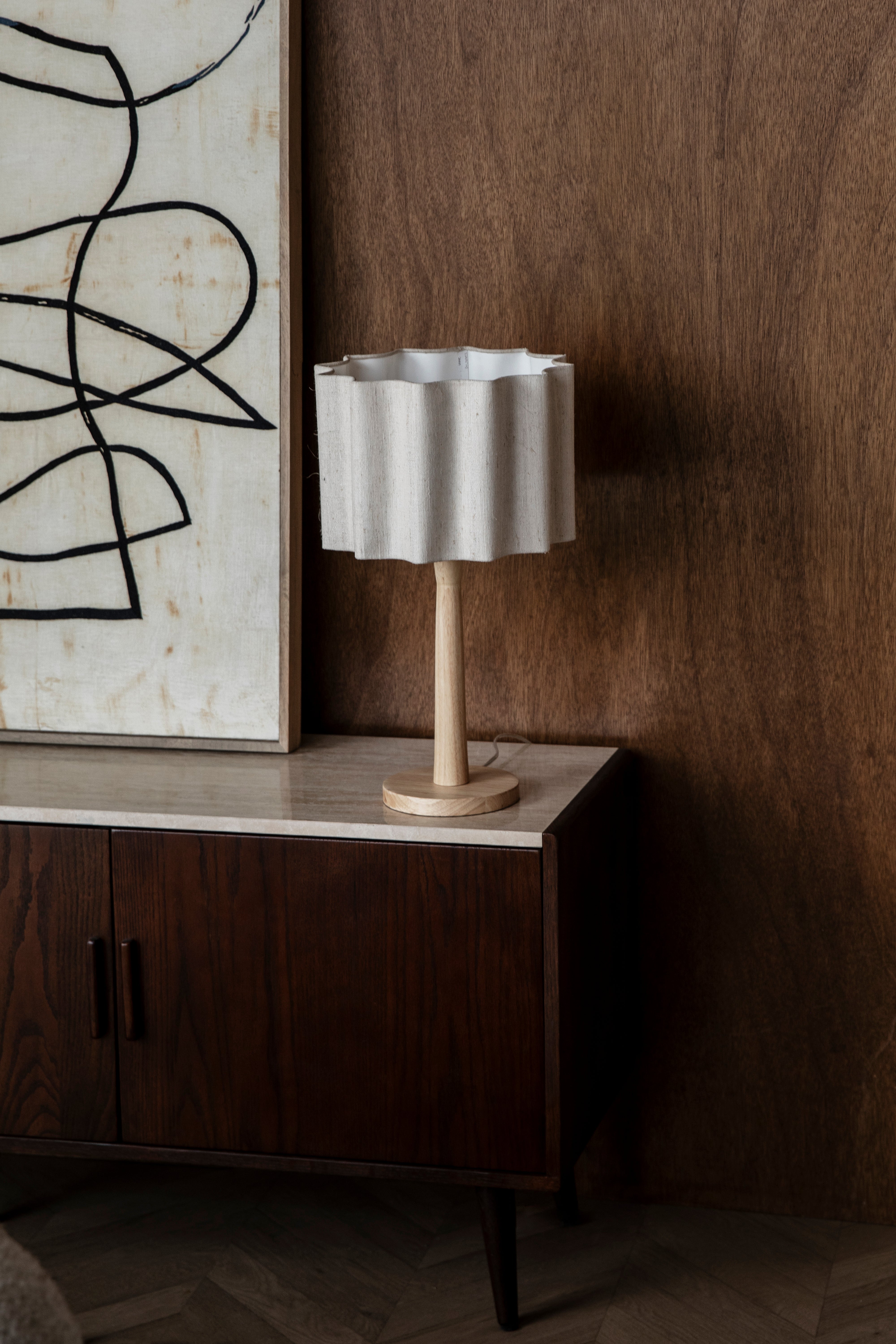 Lampa stołowa SCALLOP złamana biel z drewnianą podstawą