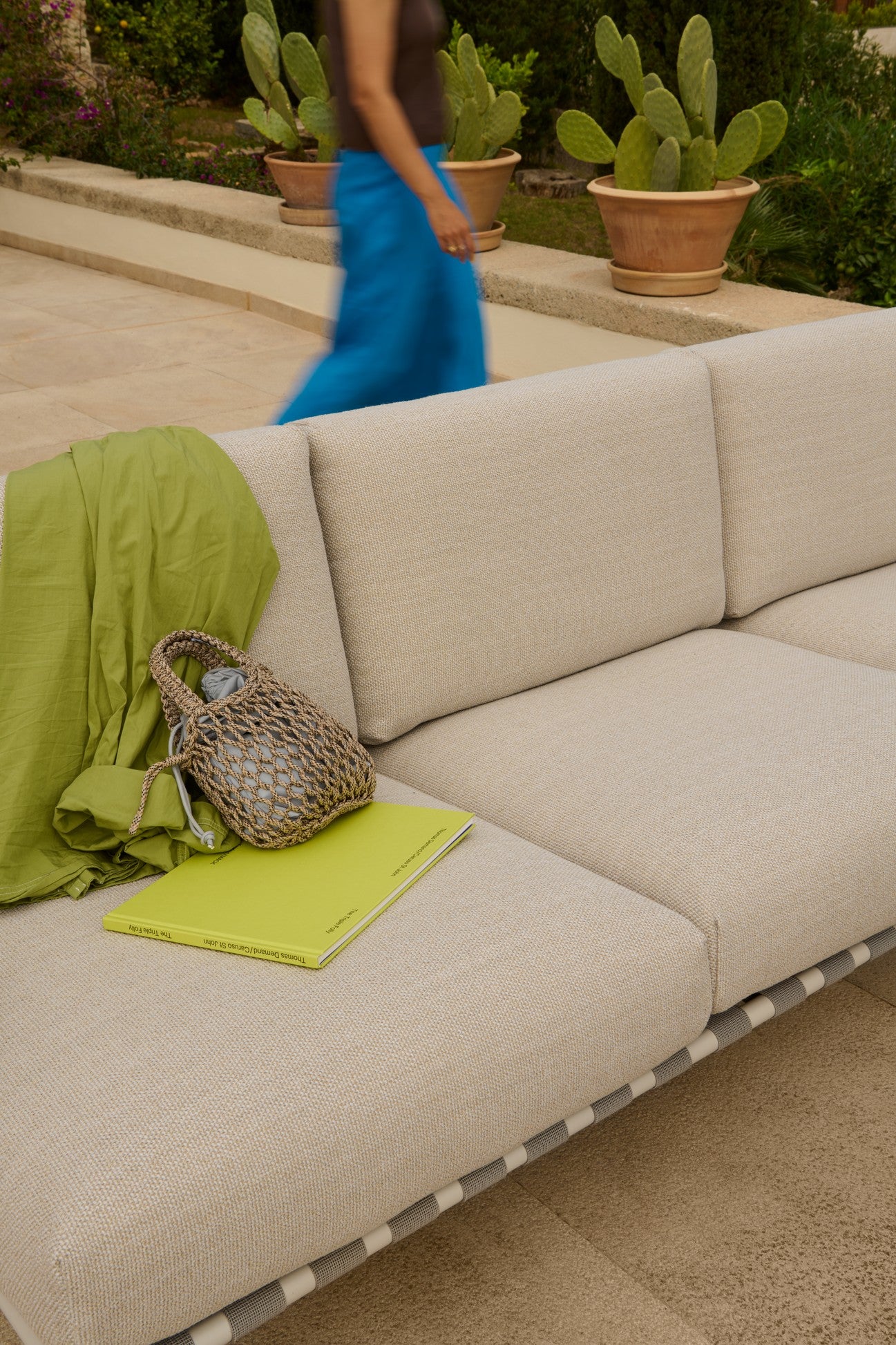 Sofa z podłokietnikami zewnętrzna 3-osobowa SETTLE jasnoszary z szarą podstawą
