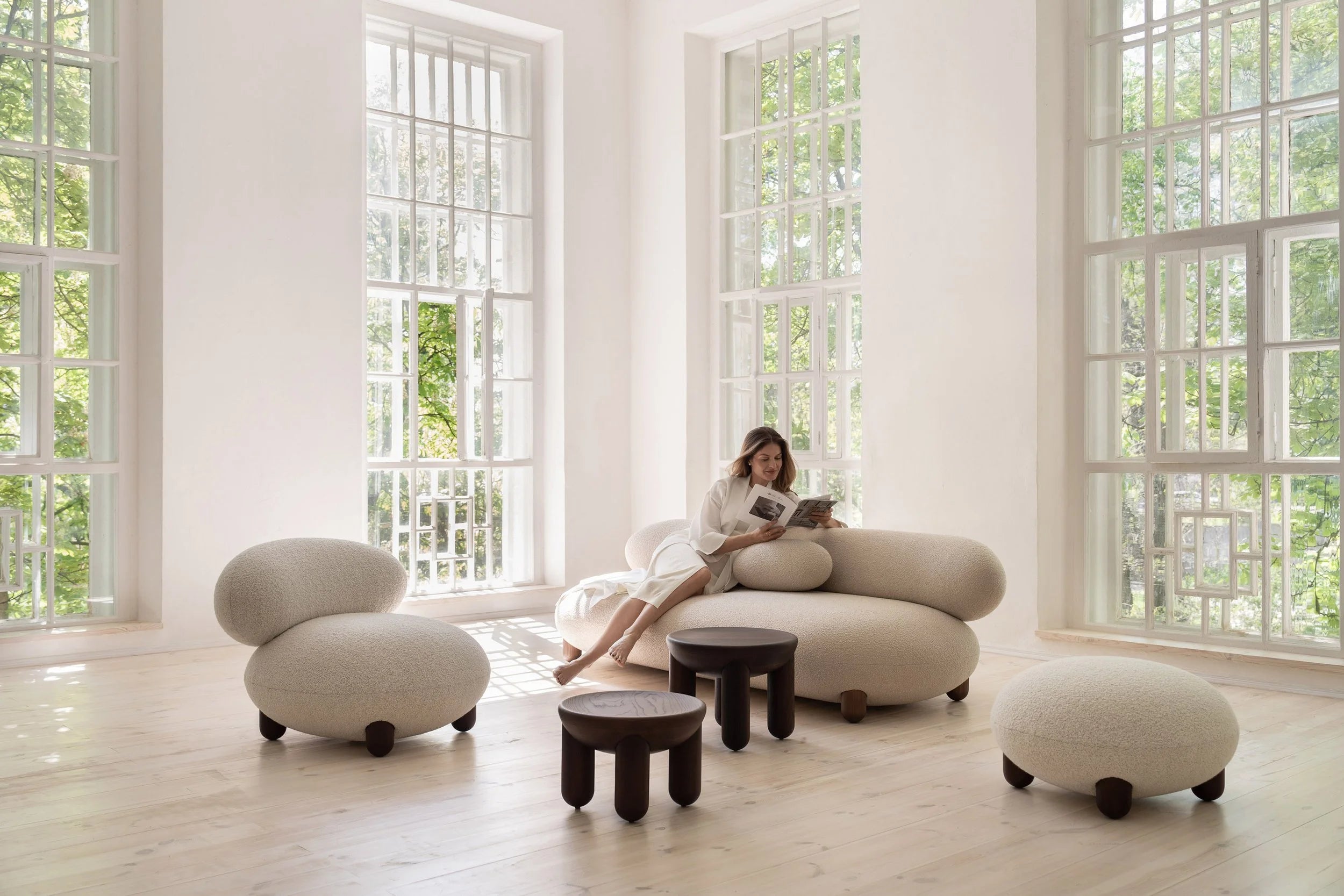 Sofa FLOCK tapicerowana z drewnianą podstawą