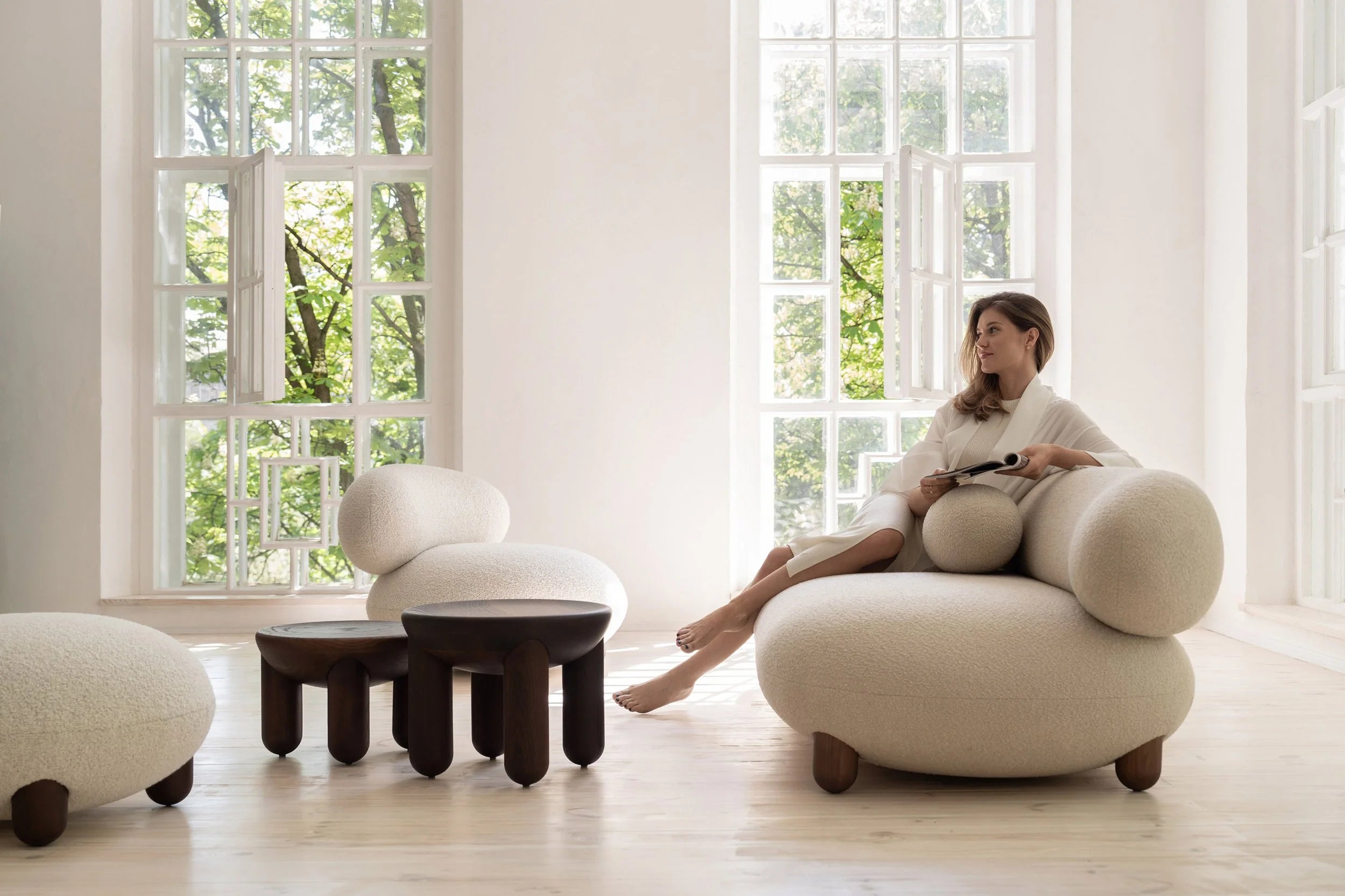 Sofa FLOCK tapicerowana z drewnianą podstawą