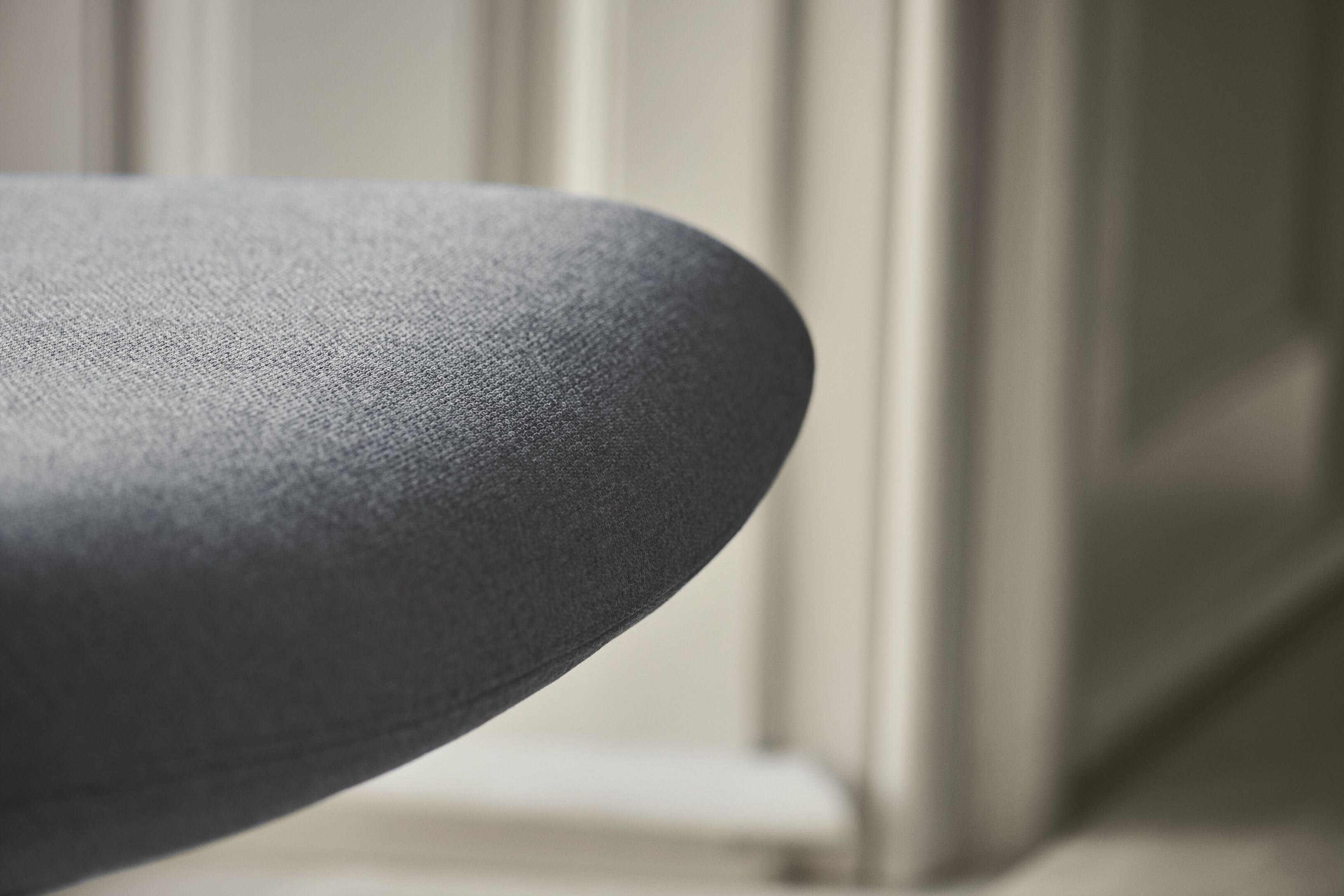Fotel SOLO CURATED EDITION kremowa podstawa