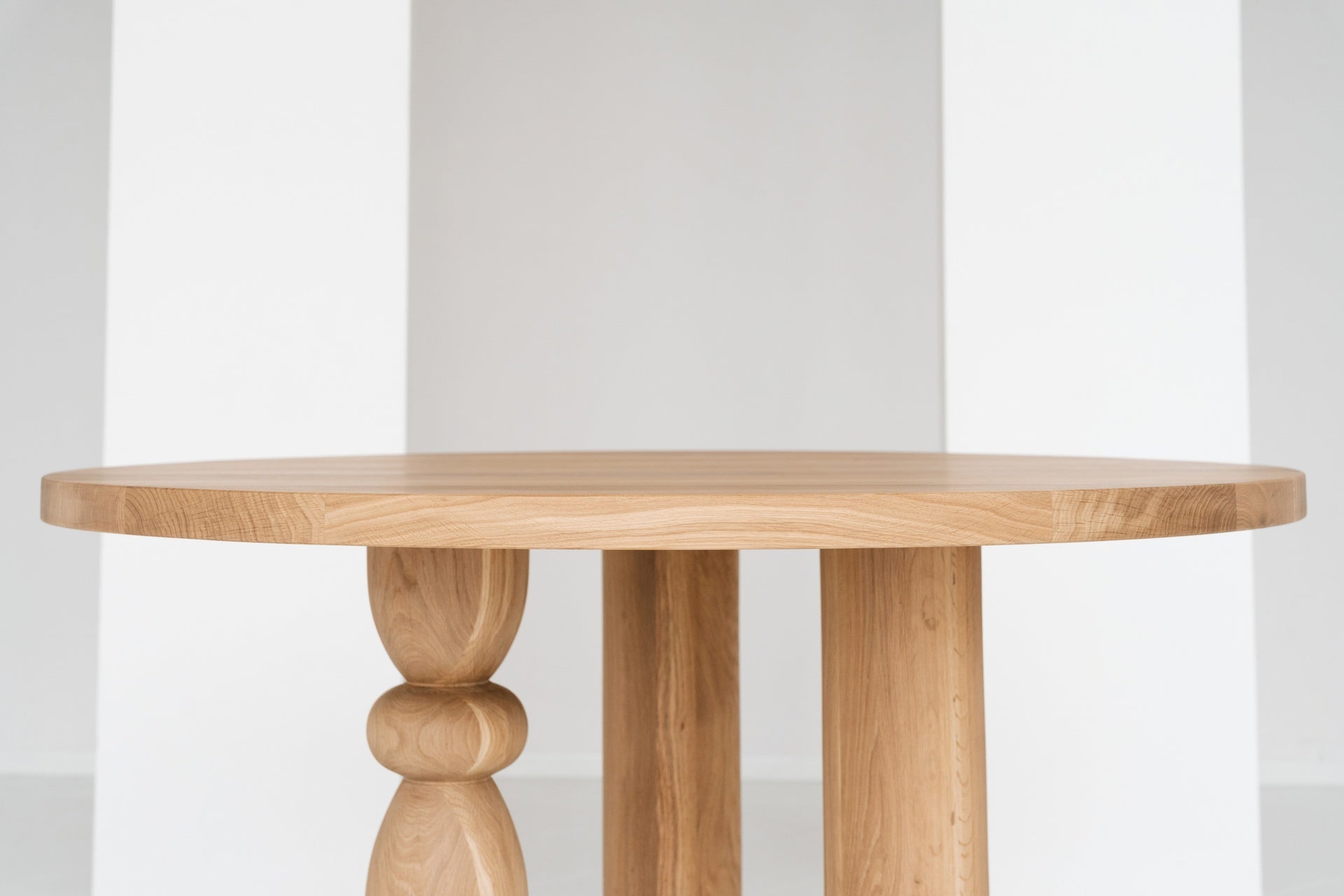 Round Table CIRI Oak Wood