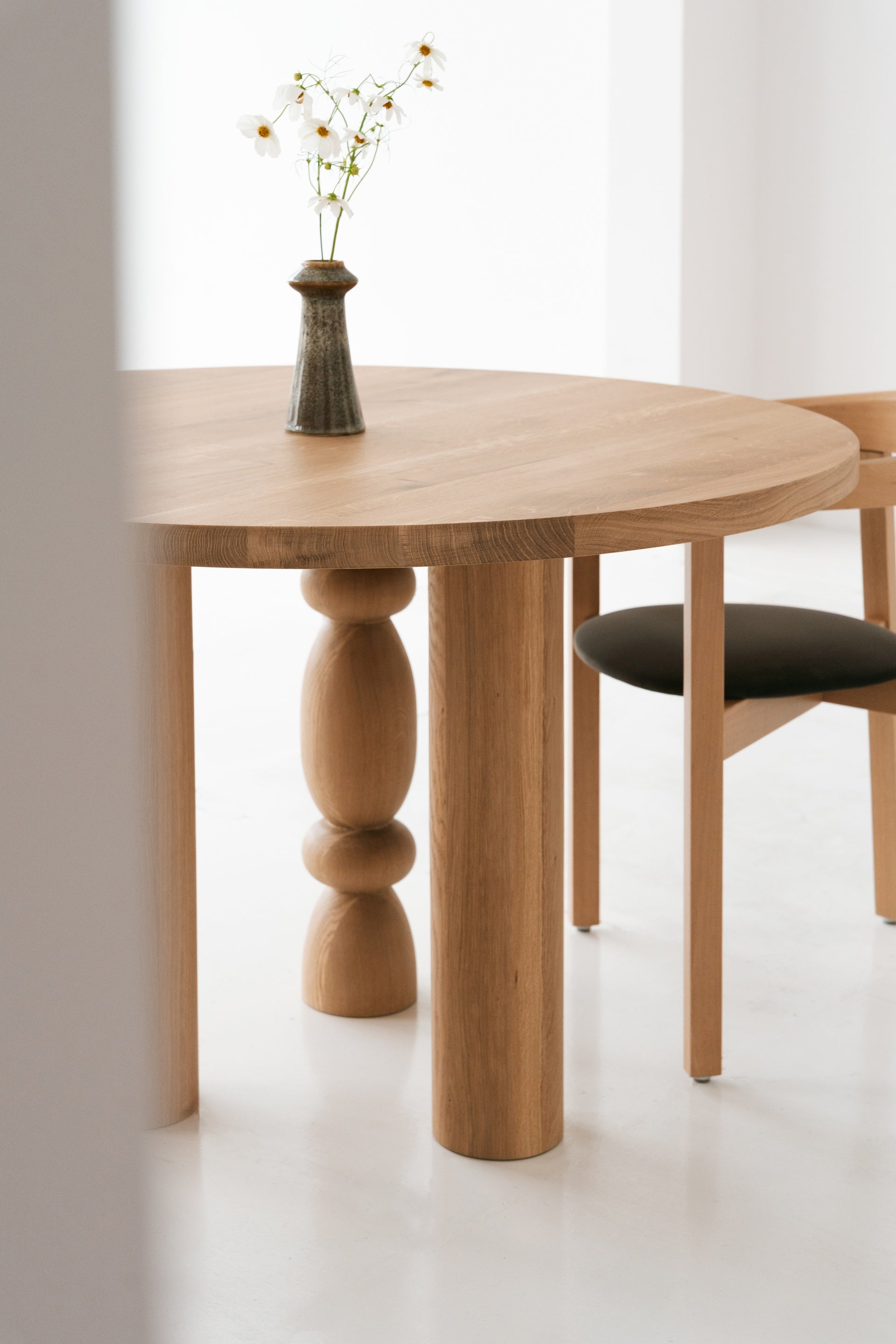 Round Table CIRI Oak Wood