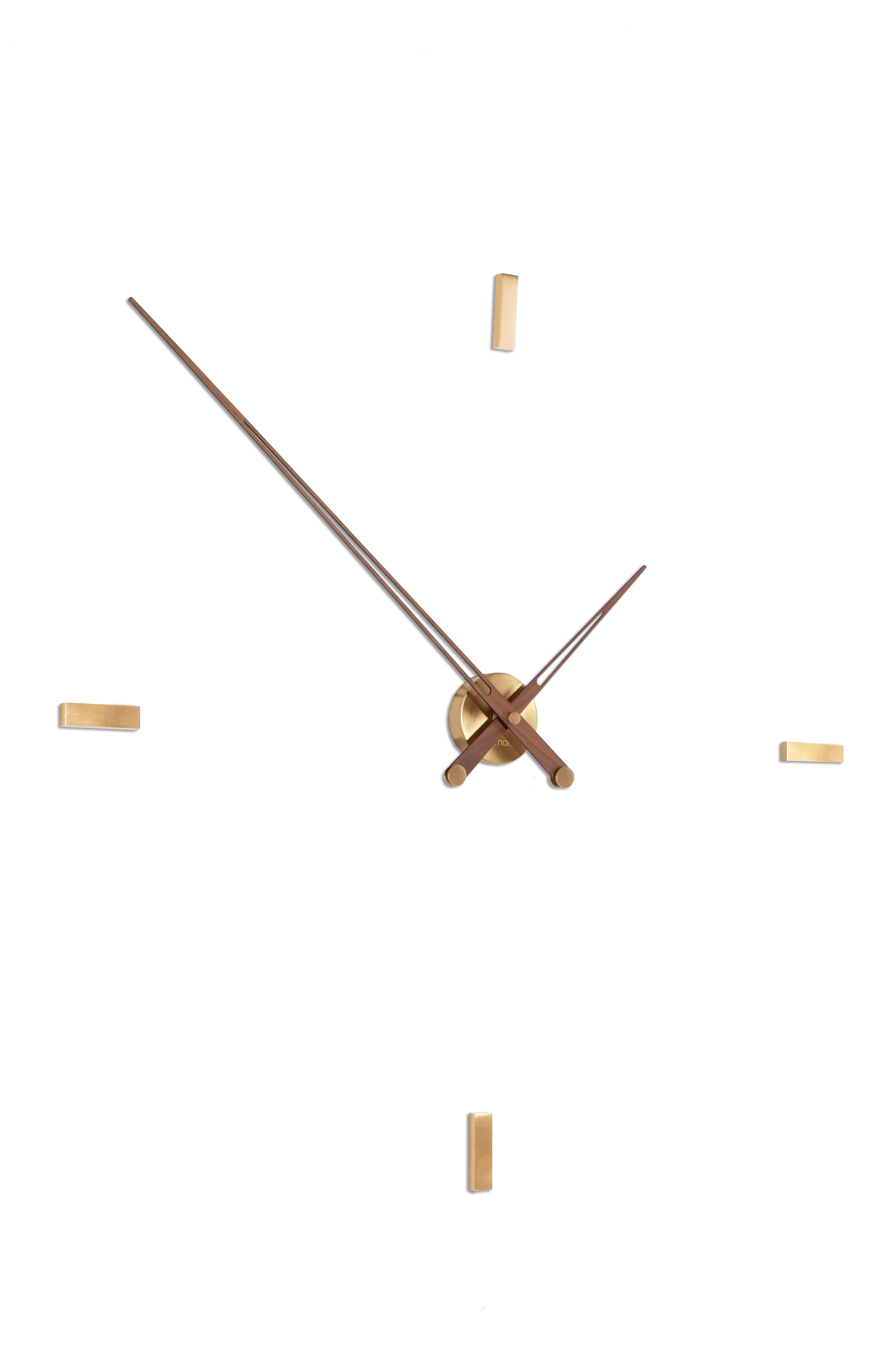 Wanduhr TACON aus Nussbaumholz mit messingfarbener Veredelung