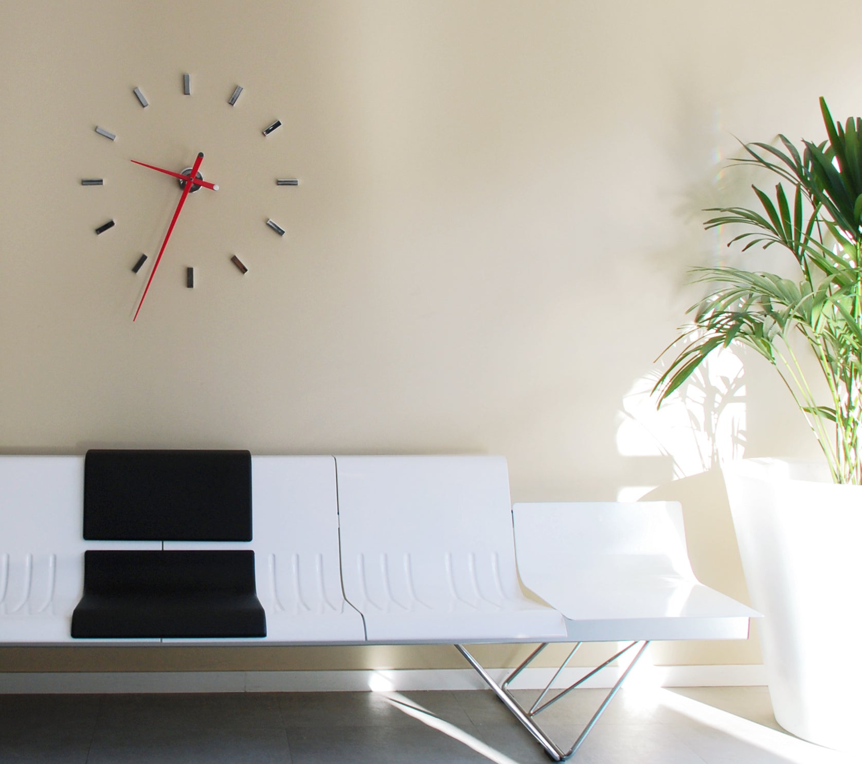 Zegar ścienny TACON chromowany z białym