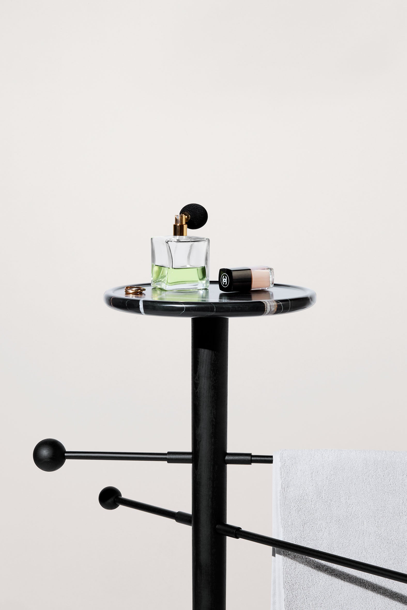 Wieszak TOALLERO drewno z marmurem