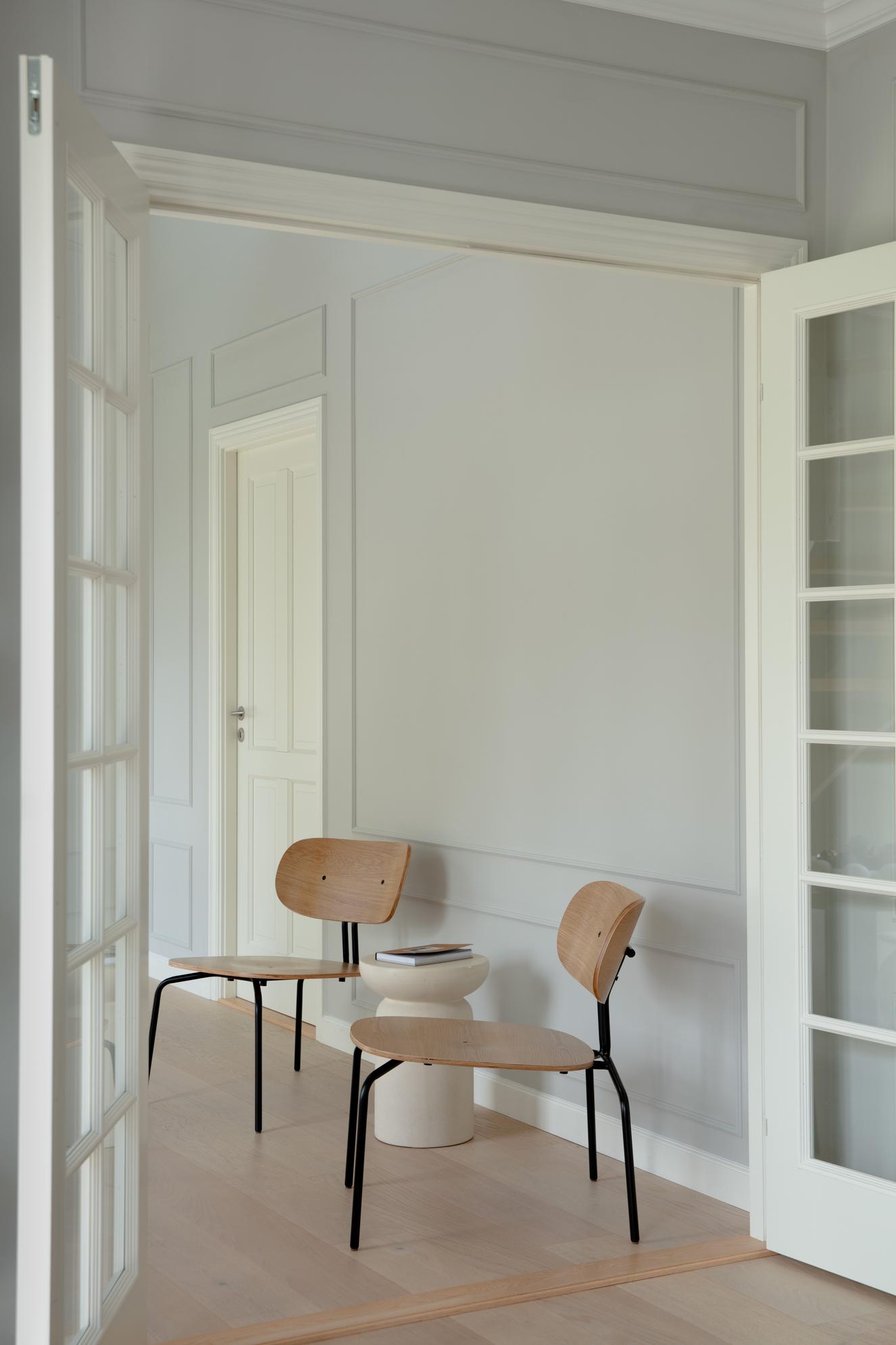 Anthracite curious armchair with a black base