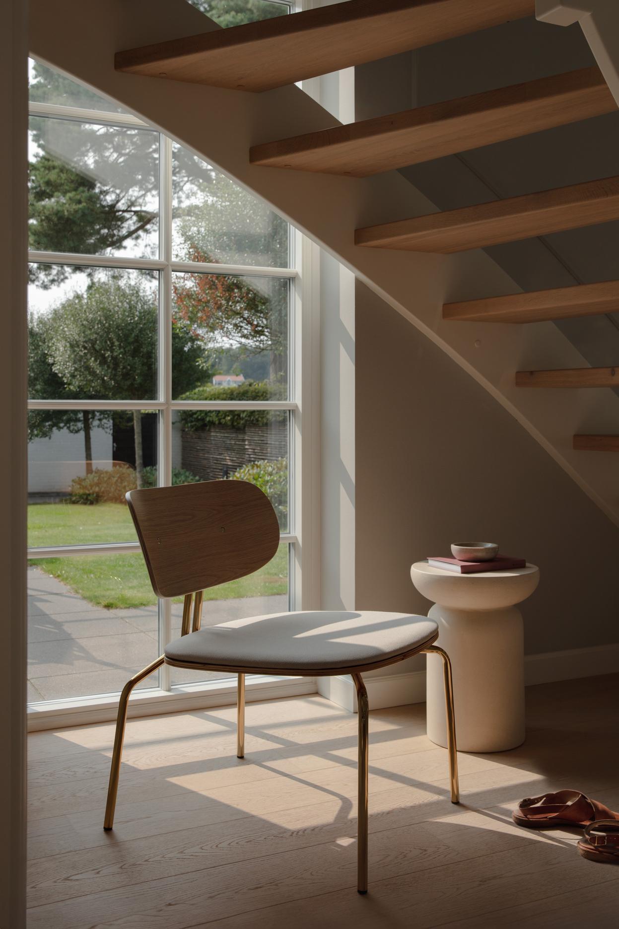 Anthracite curious armchair with a black base