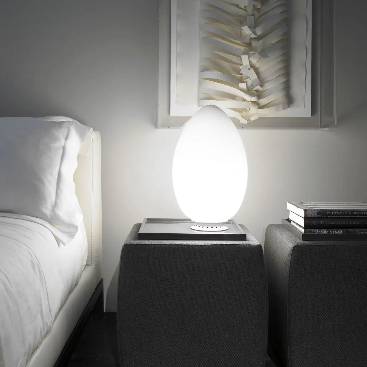 Lampa stołowa UOVO białe dmuchane szkło, marka Fontana Arte