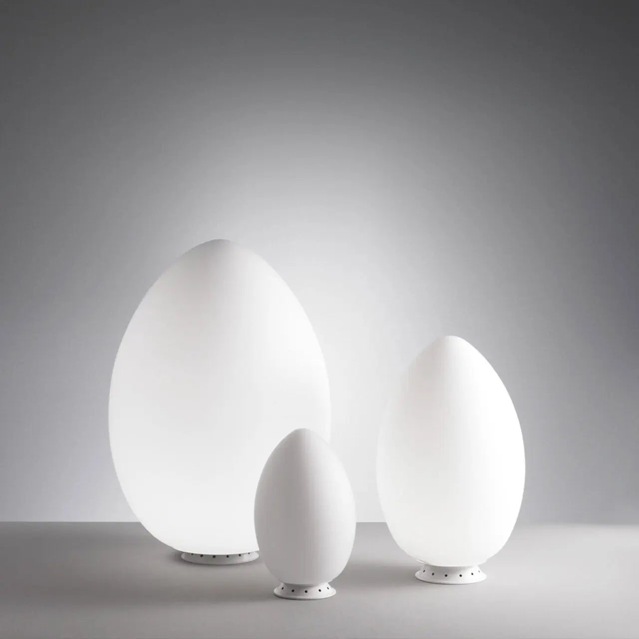 Lampa stołowa UOVO białe dmuchane szkło – Fontana Arte