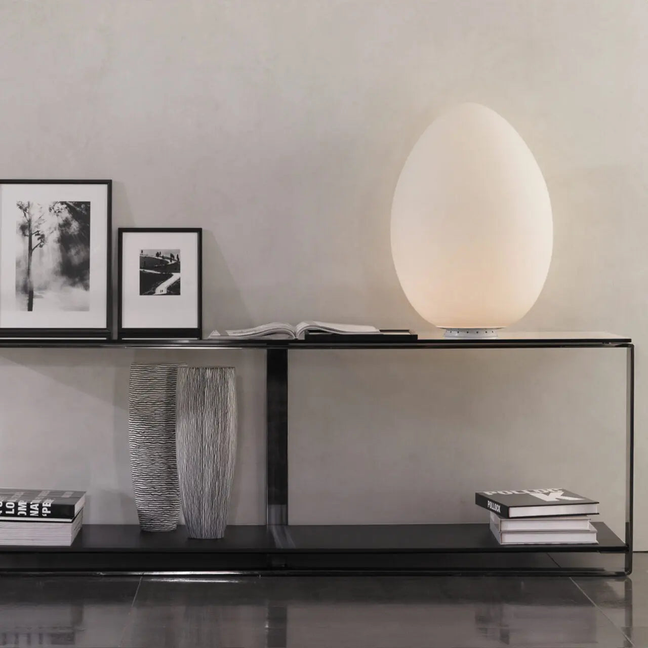 Lampa stołowa UOVO białe dmuchane szkło, marka Fontana Arte