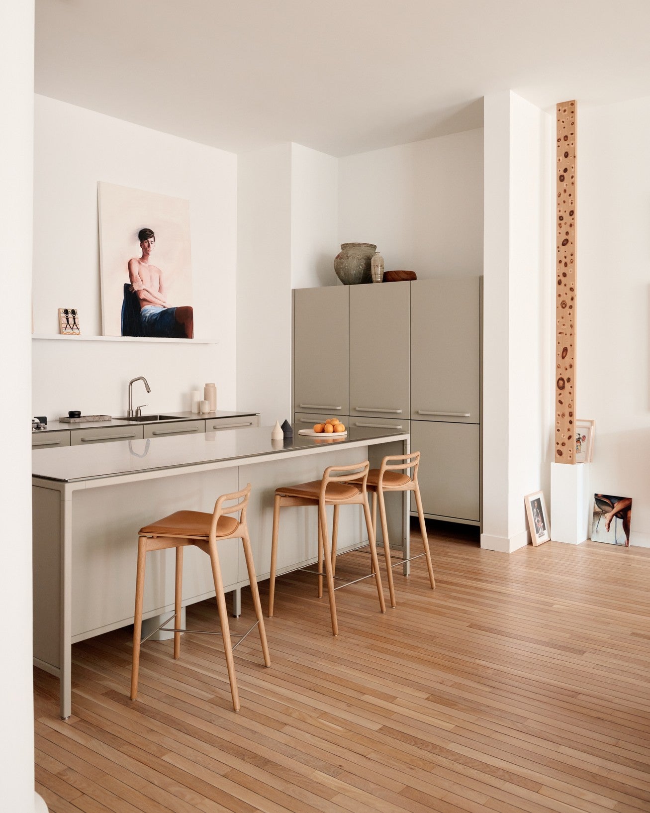 Hoker CABIN karmelowa skóra z jasną dębową podstawą