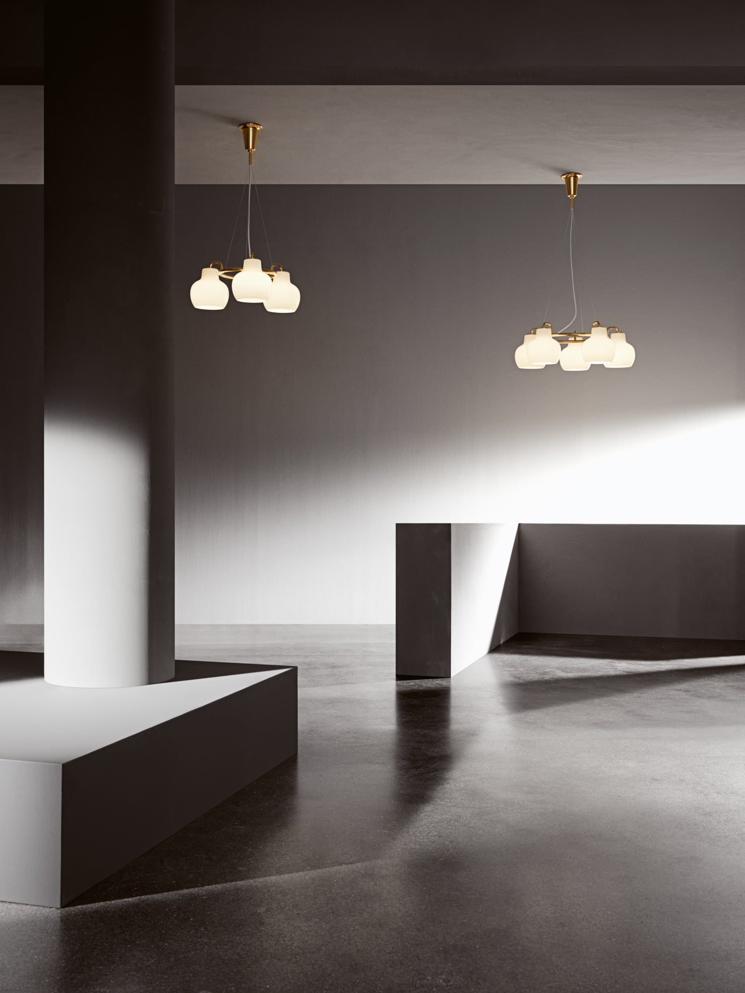 Żyrandol VL RING CROWN biały z mosiężnym wykończeniem