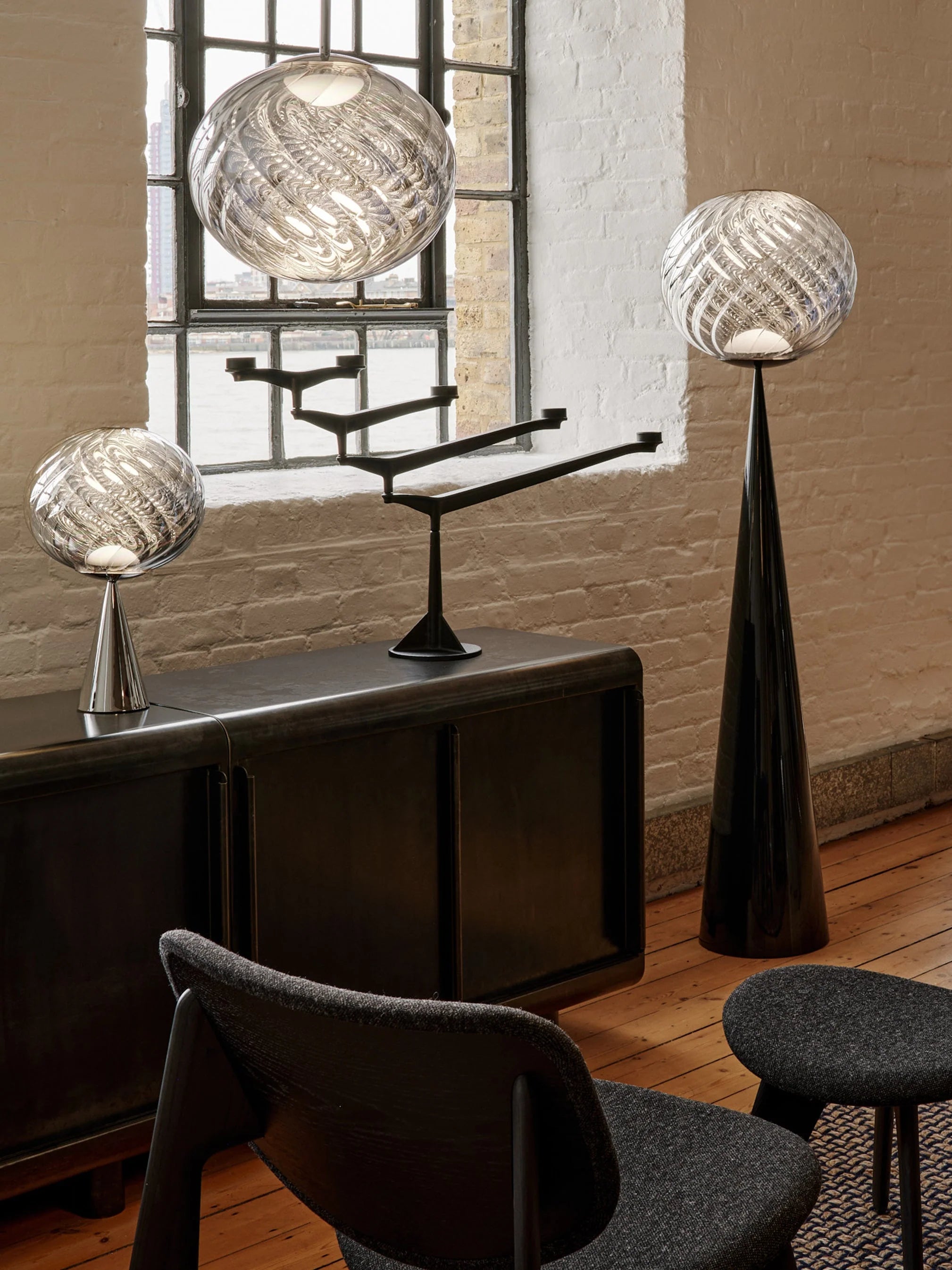 Stehlampe WHIRL FAT CONE in Silber mit silbernem Fuß