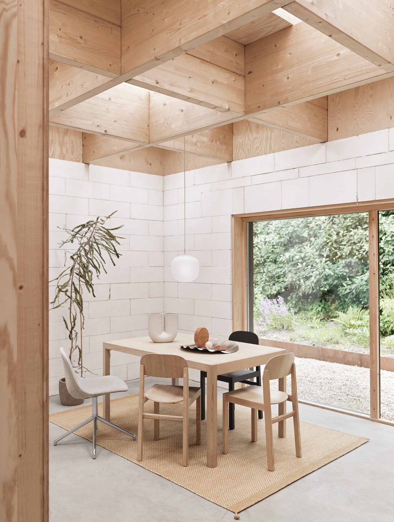 Stół WORKSHOP szare linoleum z dębową podstawą