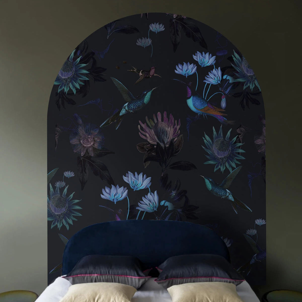 Mural flizelinowy w kształcie łuku TOXIC HUMMINGBIRDS granatowy