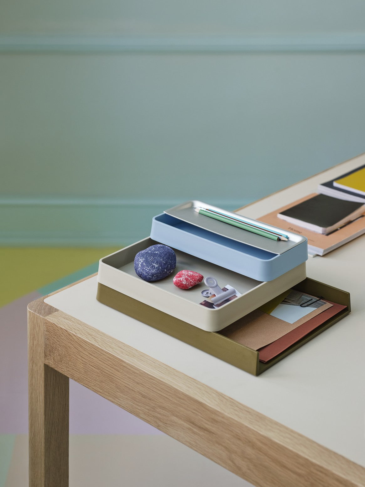 Stół WORKSHOP szare linoleum z dębową podstawą