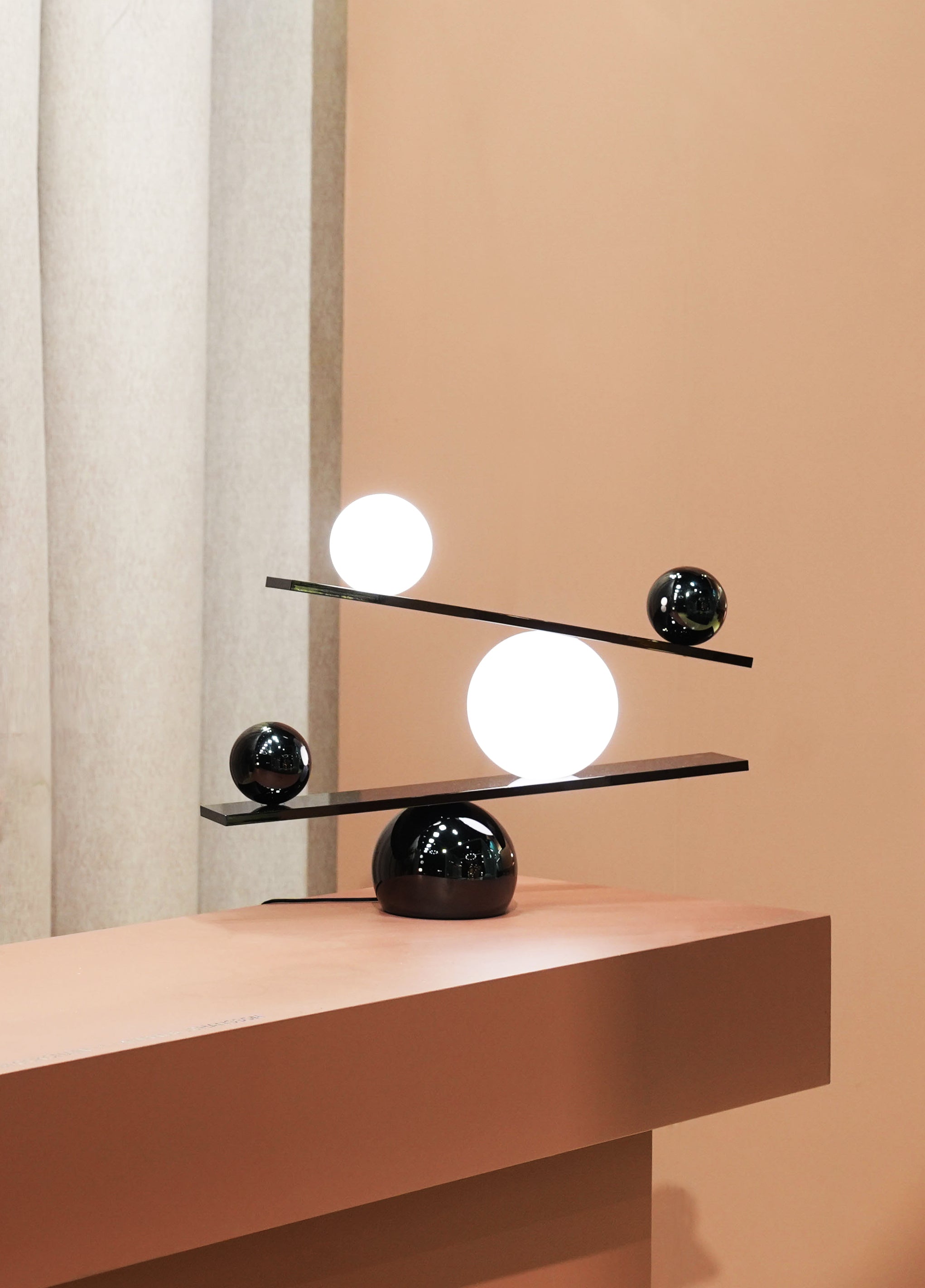 BALANCE black table lamp