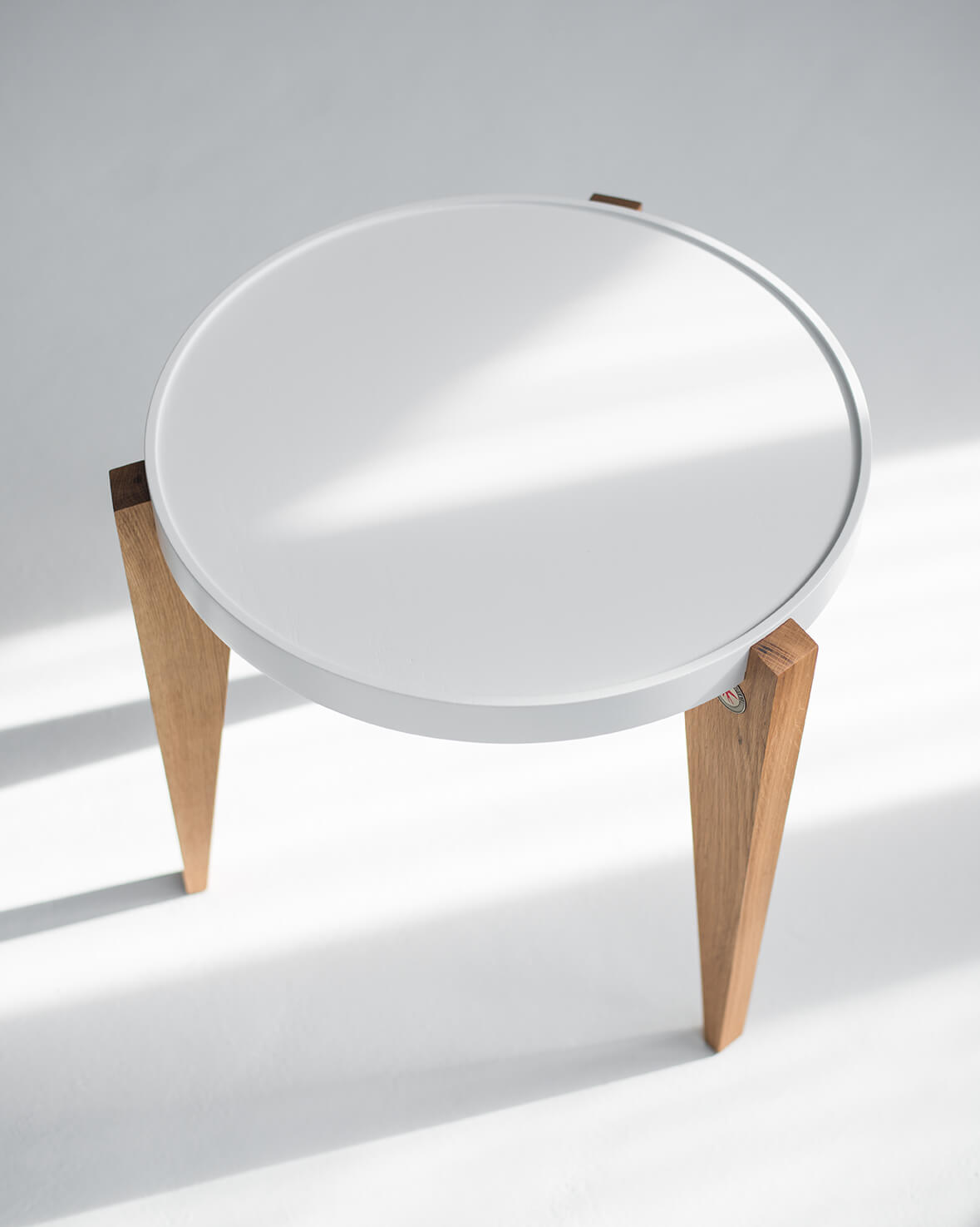 Tisch BONTRI mit weißer Platte und Holzgestell