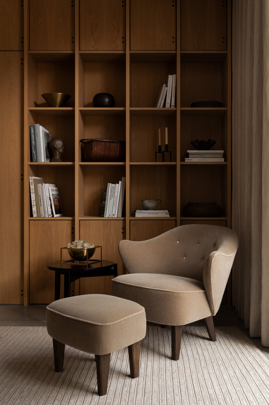 INGEBORG Armchair brown sheepskin with oak base