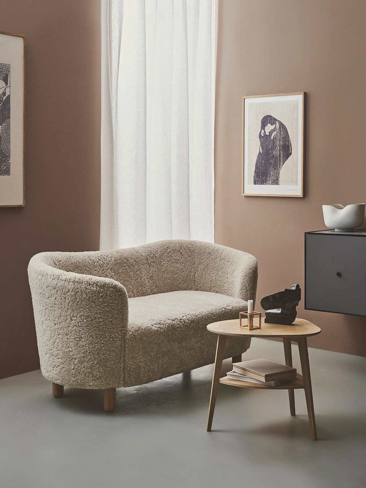 Sofa MINGLE skóra owcza z dębową podstawą
