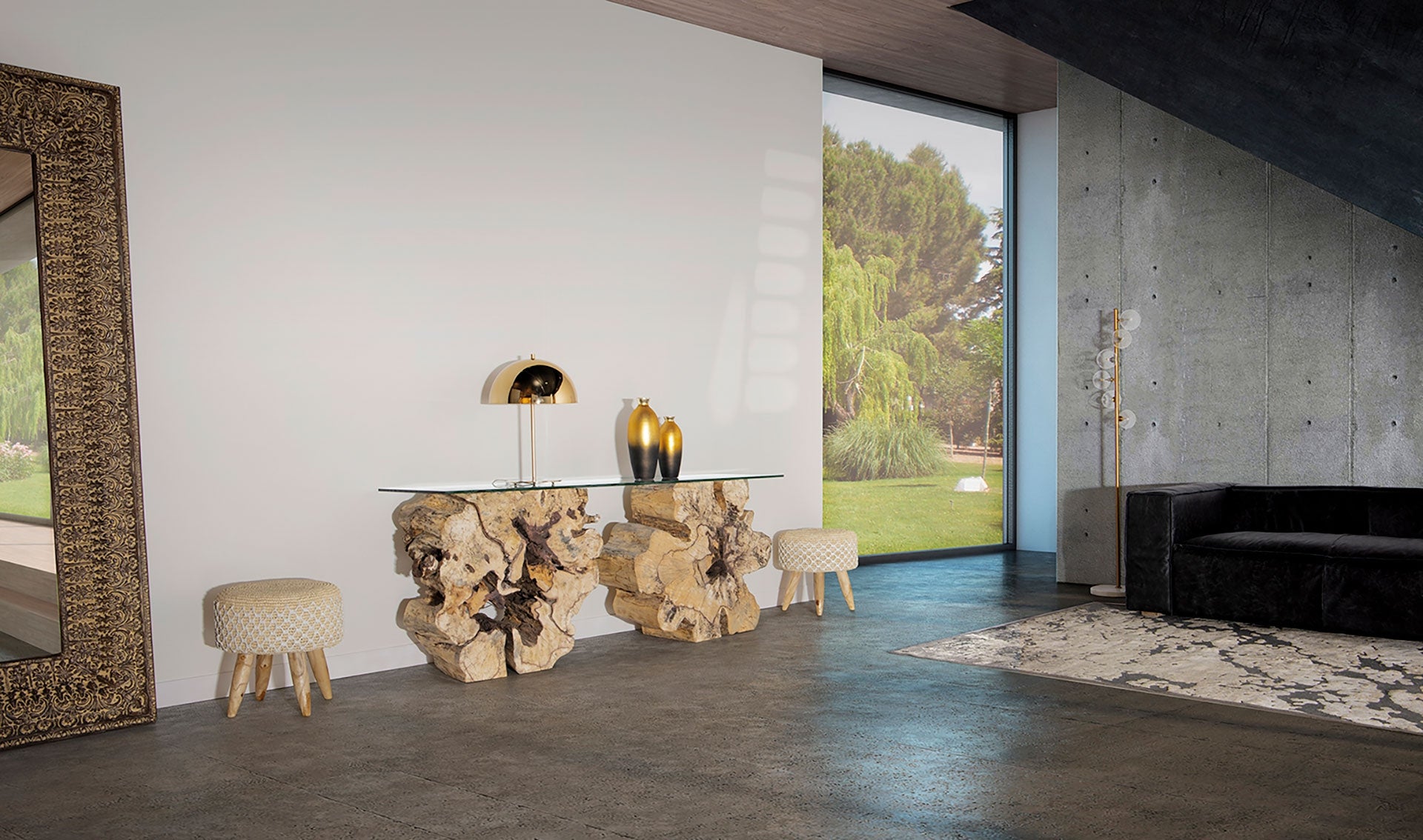 Konsola BEYNEU drewno tropikalne ze szklanym blatem