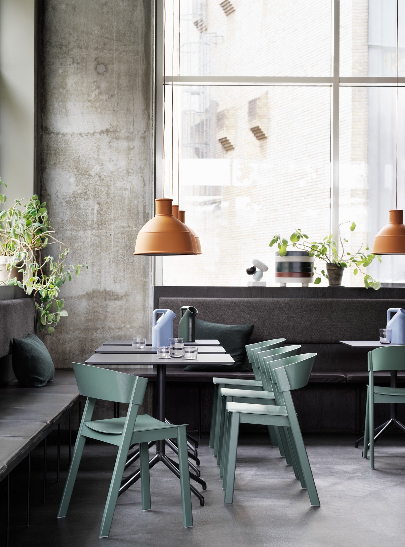 STILL black bar table