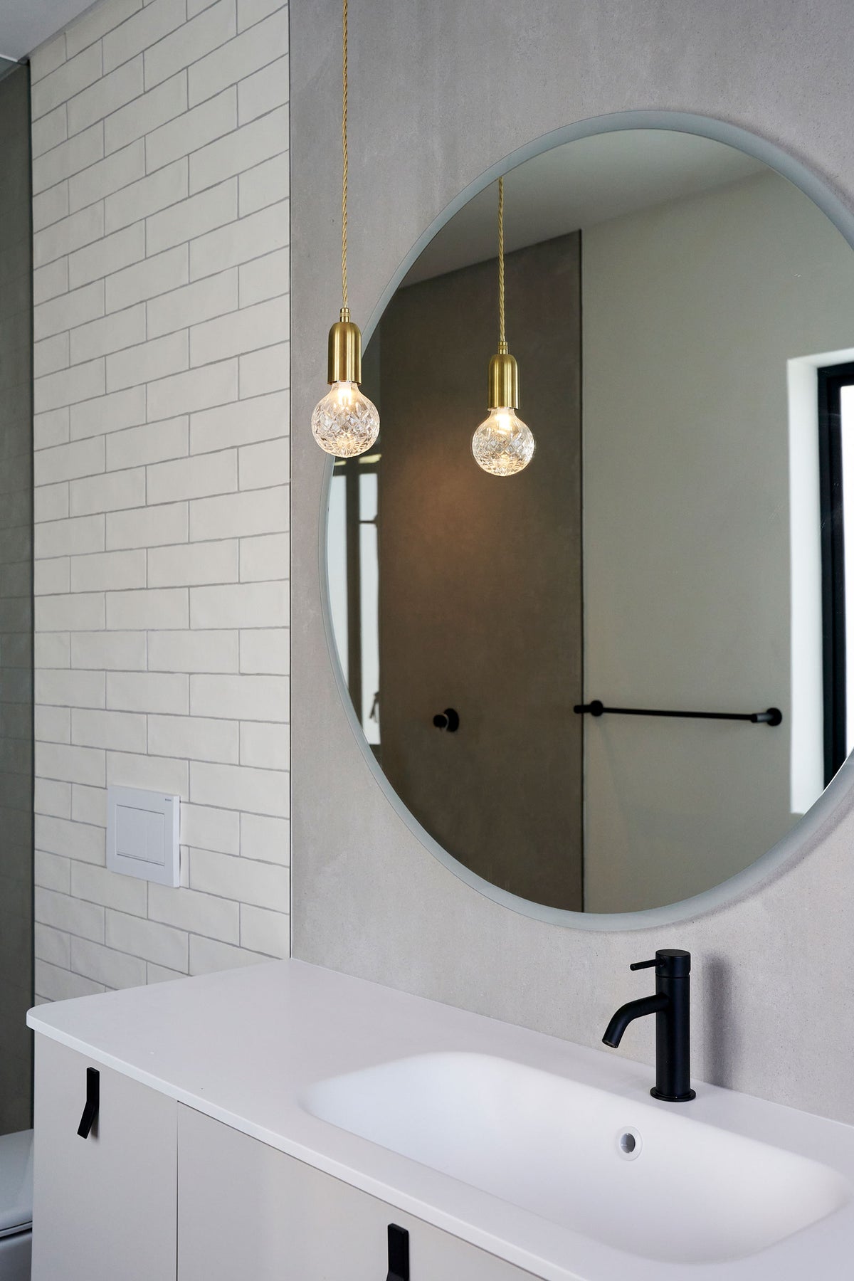 Lampa wisząca CRYSTAL BULB matowe szkło kryształowe z mosiężnym wykończeniem