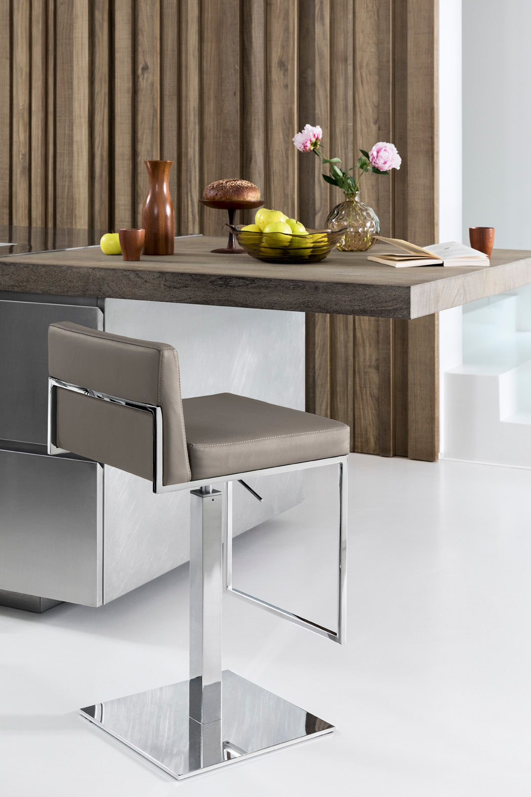 Barhocker EVEN PLUS mit schwarzem Sitz und verchromtem Gestell