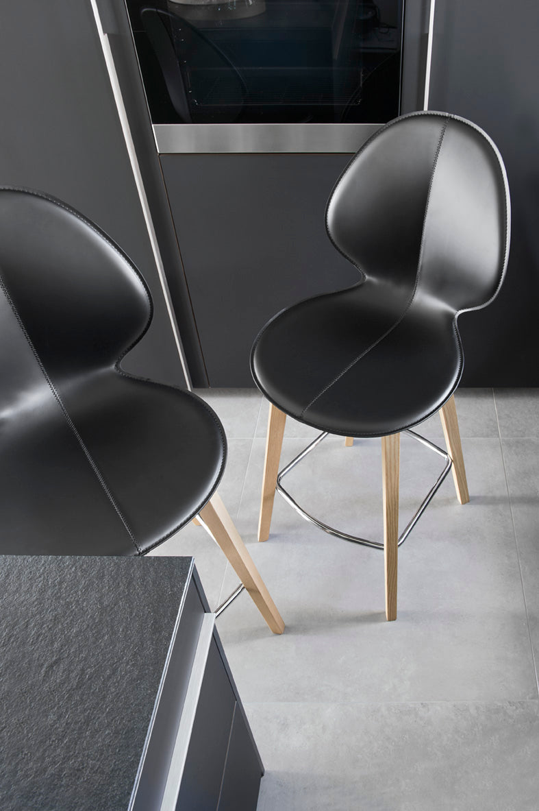 Barhocker BASIL mit grauem Sitz und dunklem Holzgestell