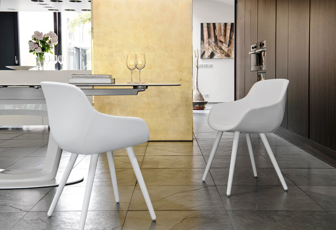 Krzesło IGLOO tapicerowane z orzechową podstawą